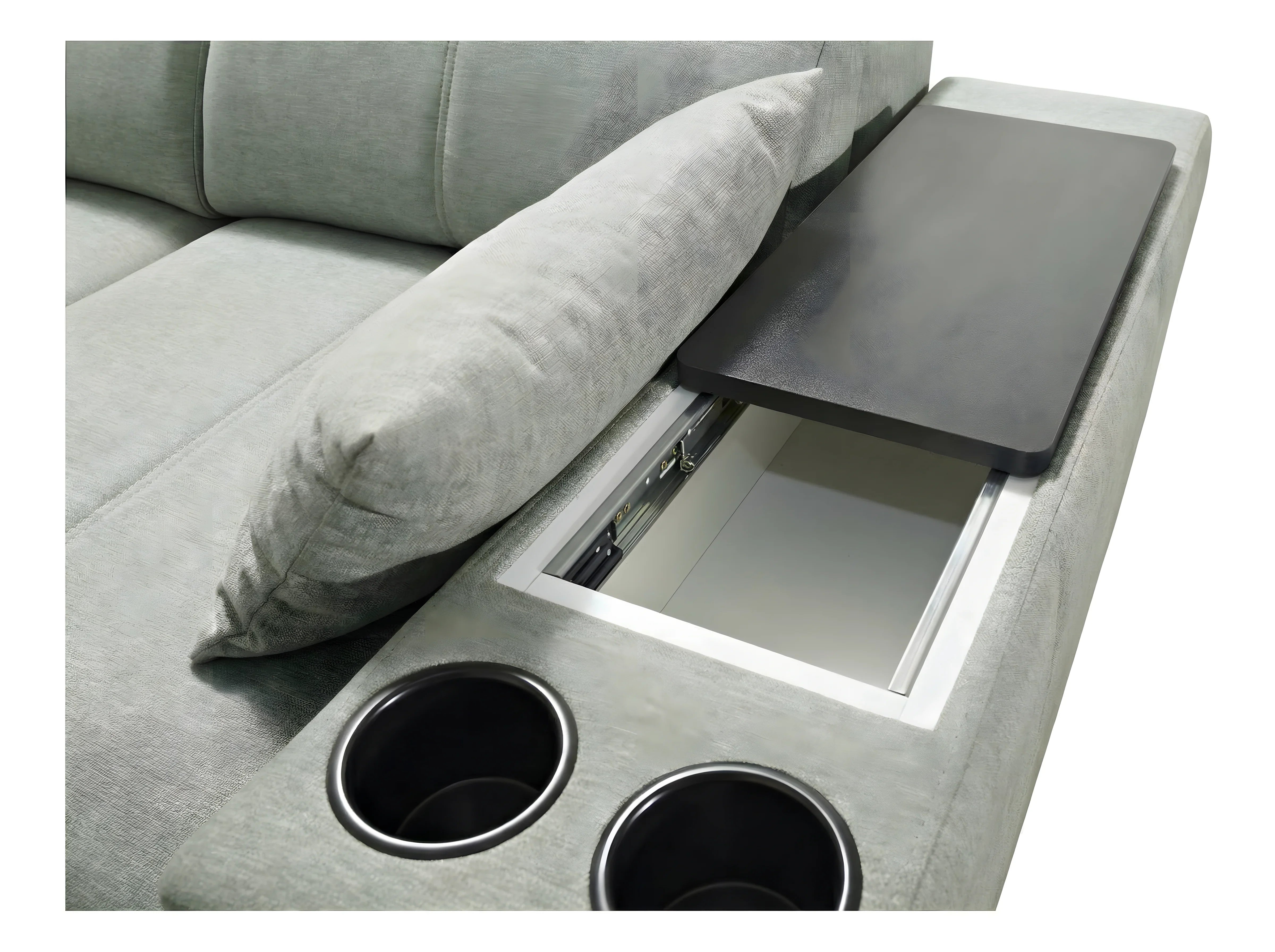 Canapé d'angle en tissu gris clair avec coussin, accoudoir avec table coulissante et porte-gobelets, contexte salon