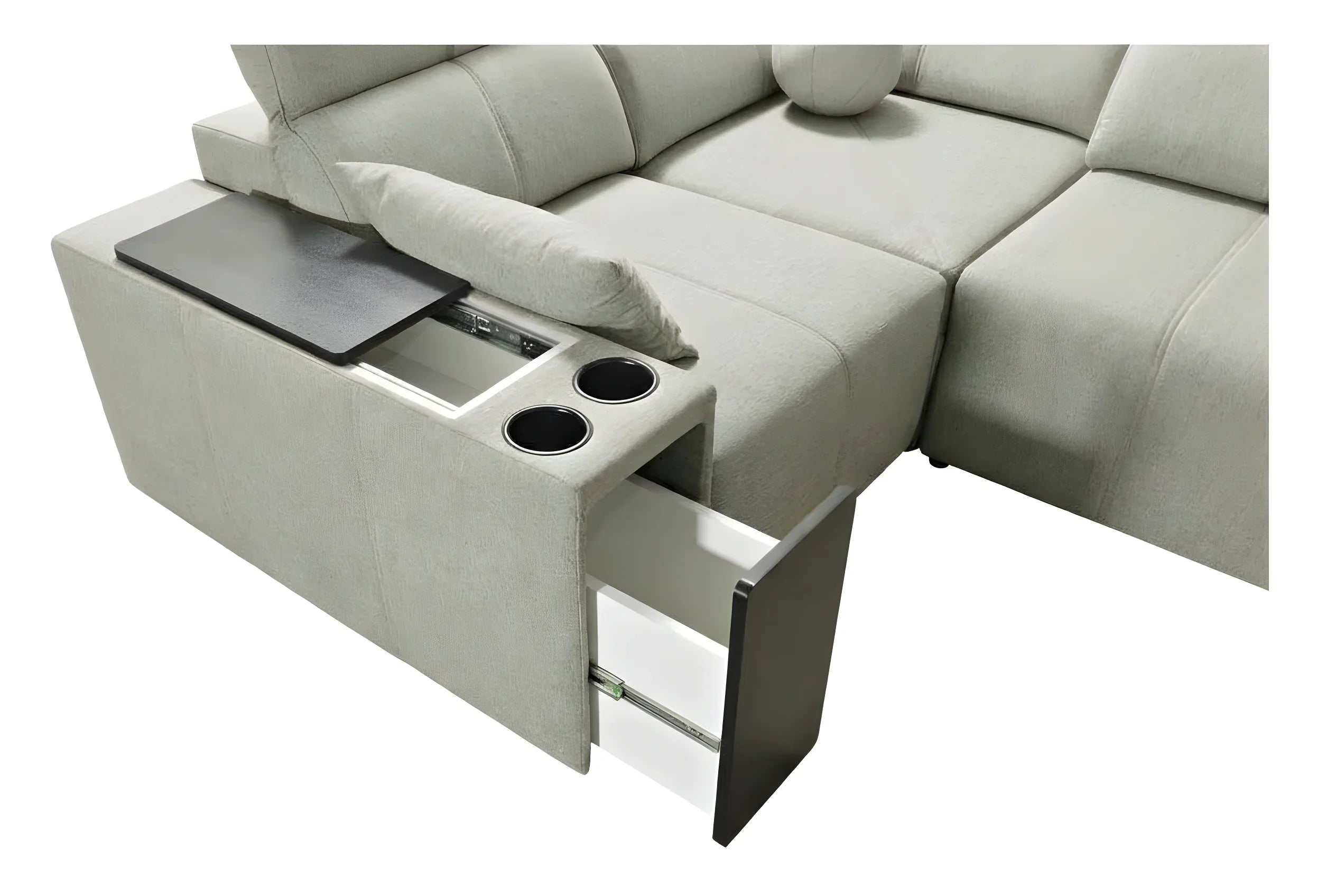 Canapé d'angle gris clair en tissu avec accoudoir intégrant rangement, porte-gobelets et tiroir ouvert, vue rapprochée