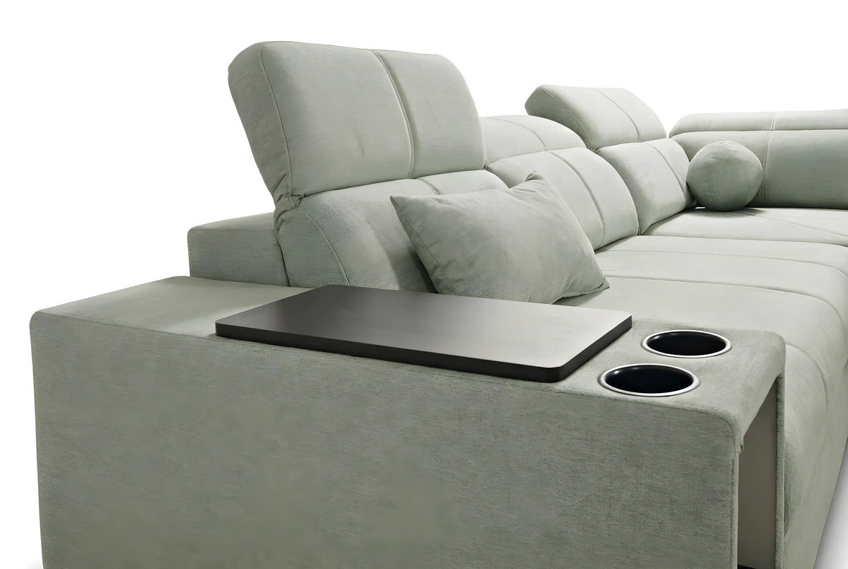 Canapé d'angle gris clair en cuir, design moderne avec table et porte-gobelets intégrés, parfait pour le salon.