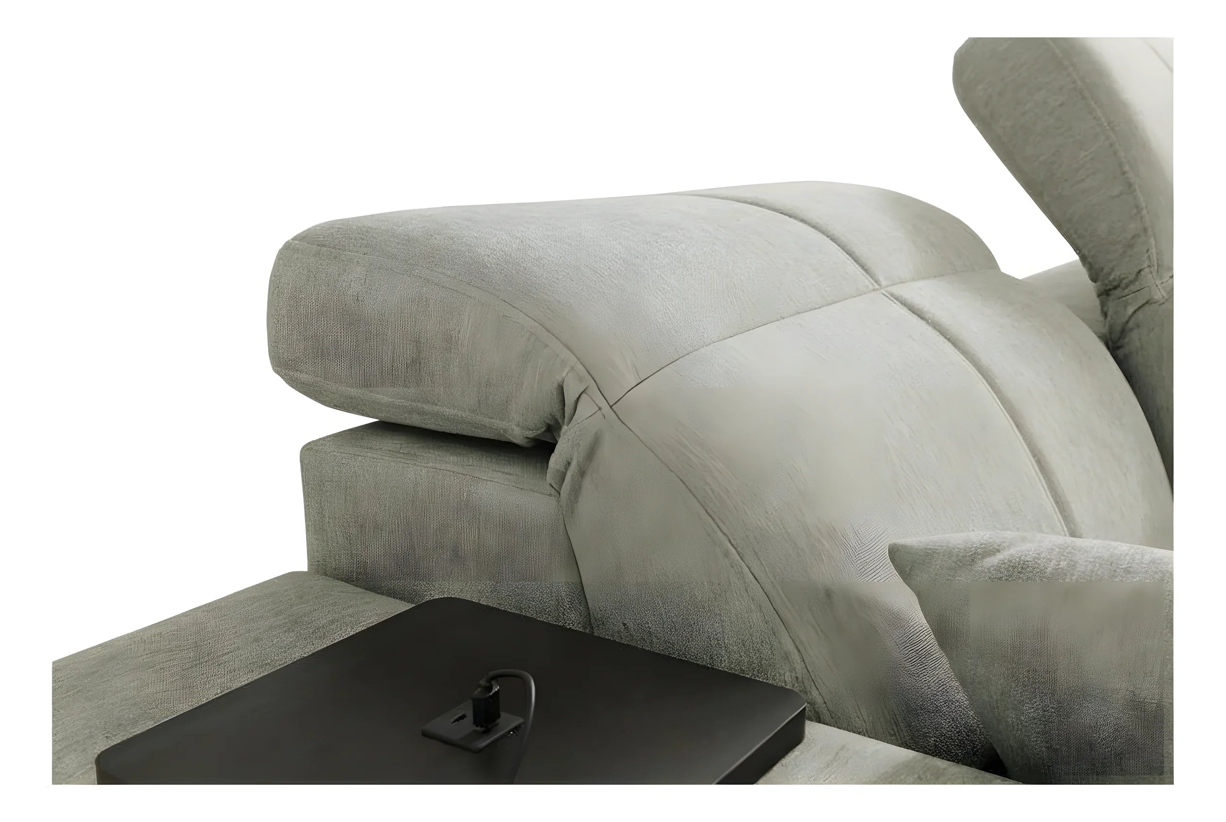 Canapé d'angle gris clair en cuir avec assise matelassée et table basse noire dans un salon