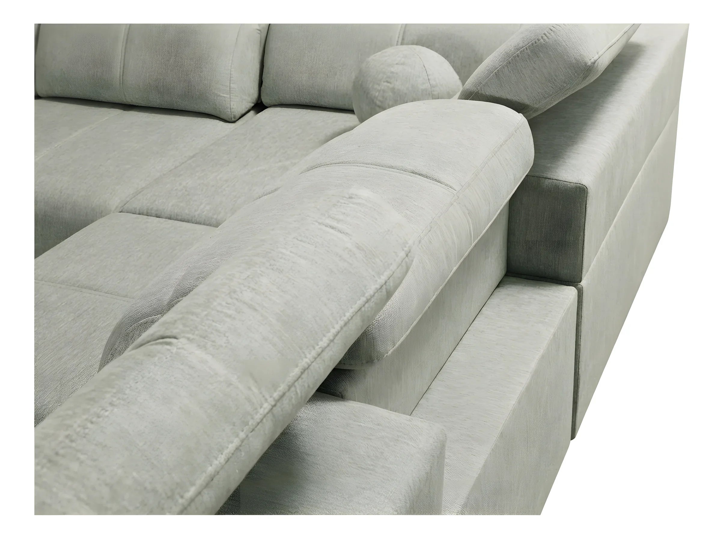 Canapé d'angle en tissu gris clair, coussins moelleux, forme contemporaine, idéal salon