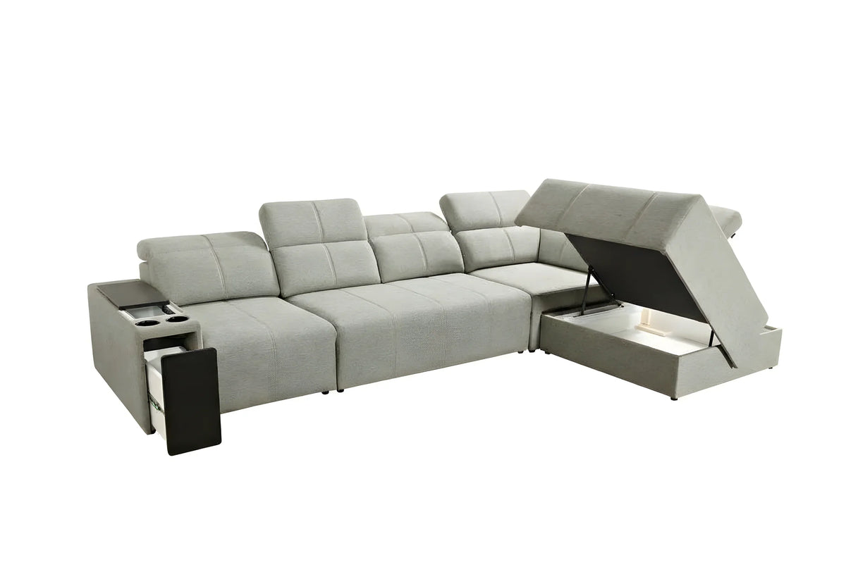 Canapé d'angle gris clair en tissu avec accoudoirs, rangements intégrés et coffre, idéal salon moderne