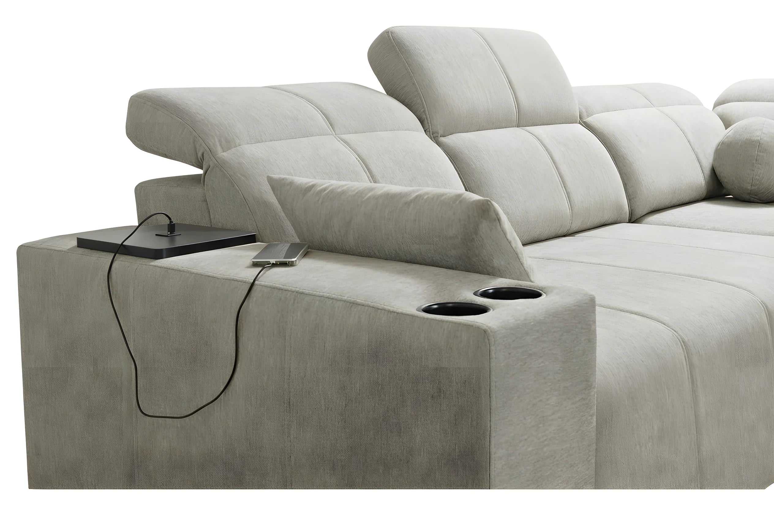 Canapé d'angle gris clair en tissu avec accoudoir, porte-gobelets noirs, chargeur pour téléphone, design moderne
