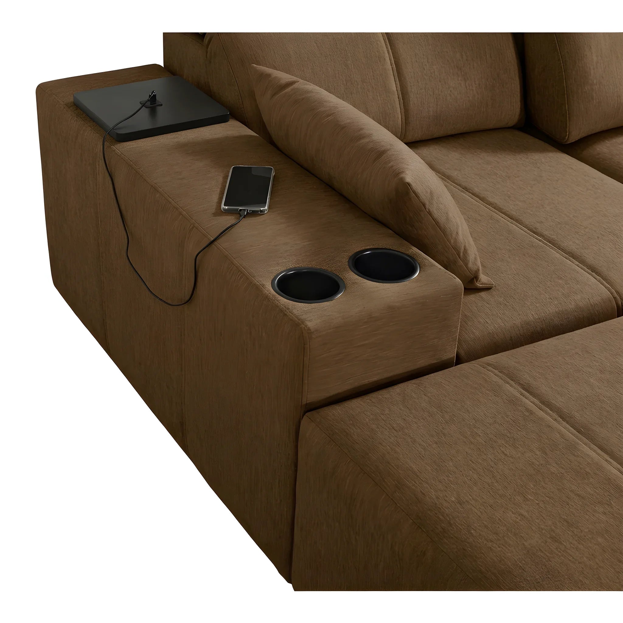 Canapé sectionnel marron en tissu avec coussins et porte-gobelets, smartphone en charge sur l'accoudoir