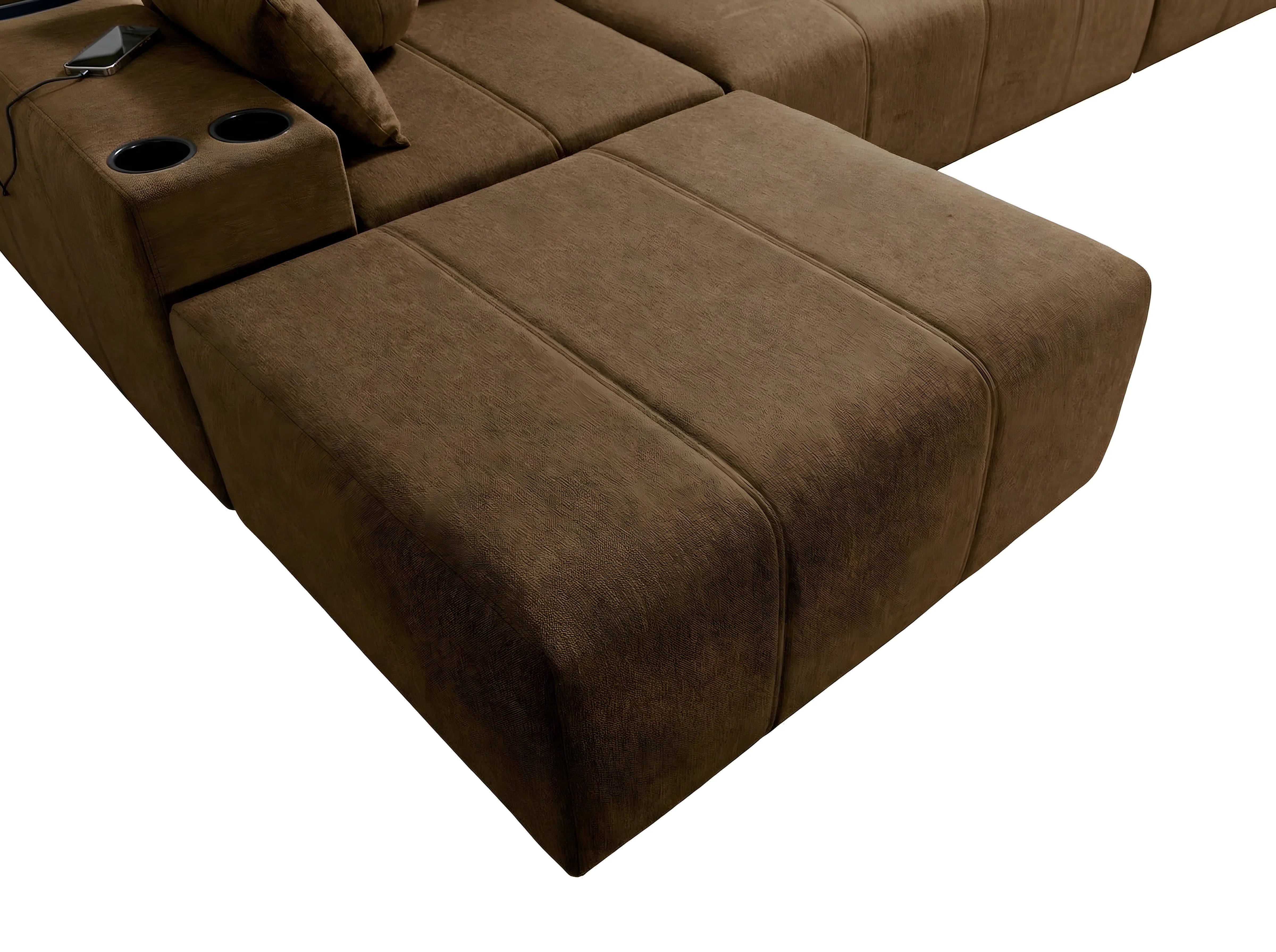 Canapé d'angle marron en tissu texturé, avec accoudoirs et porte-gobelets, design moderne, vue en gros plan sur fond blanc