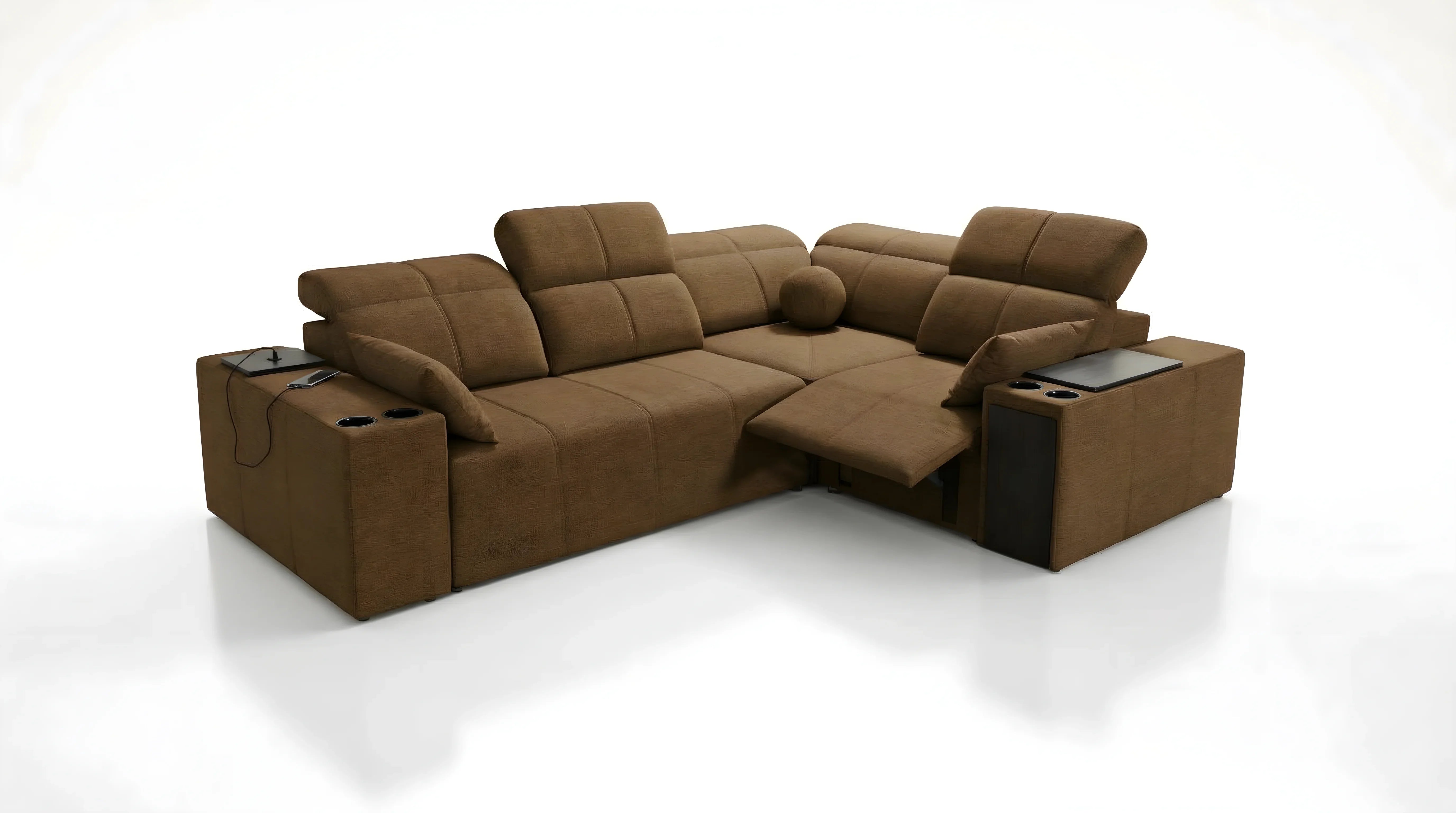 Canapé d'angle marron en tissu avec accoudoirs, porte-gobelets et tablettes, idéal dans un salon contemporain