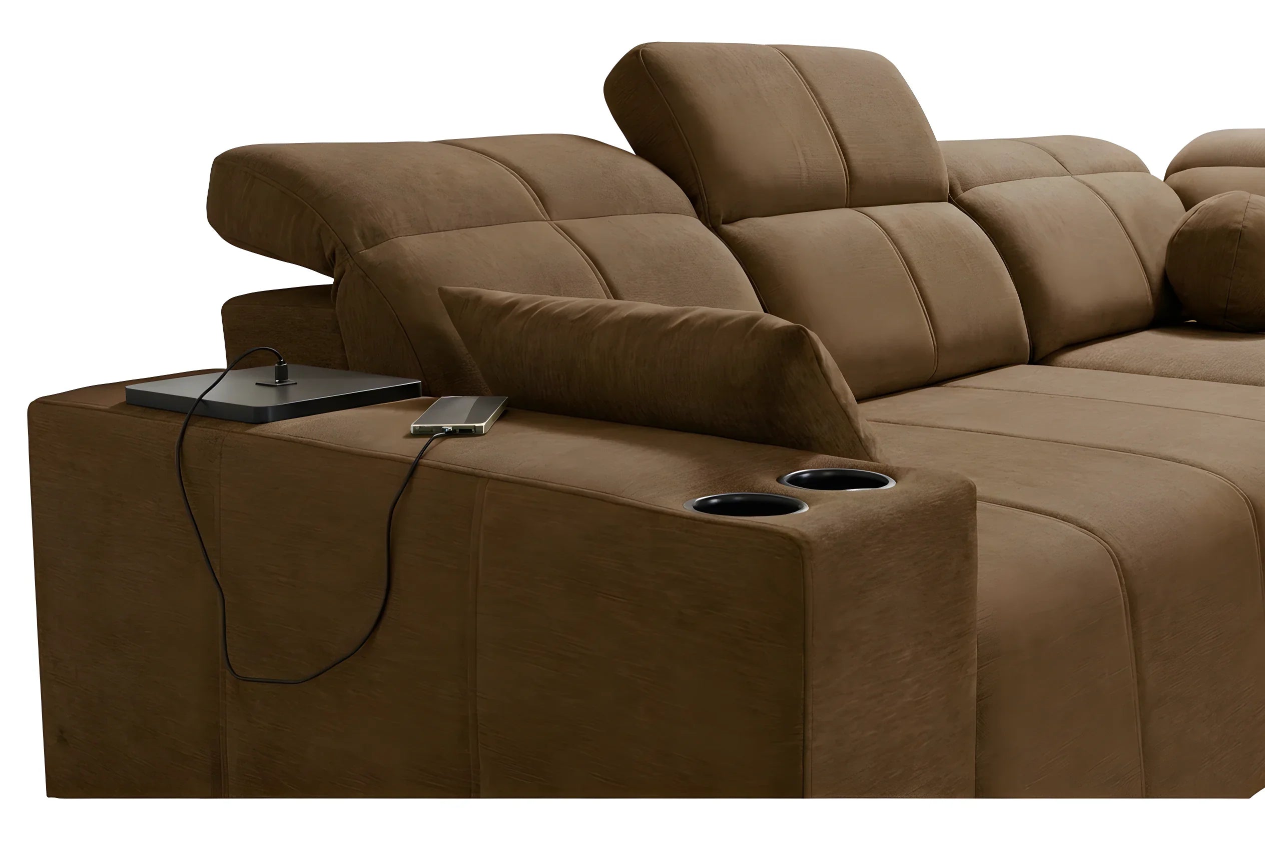 Canapé d'angle marron en tissu microfibre, avec accoudoir, porte-gobelets et chargeur smartphone, dans un salon moderne