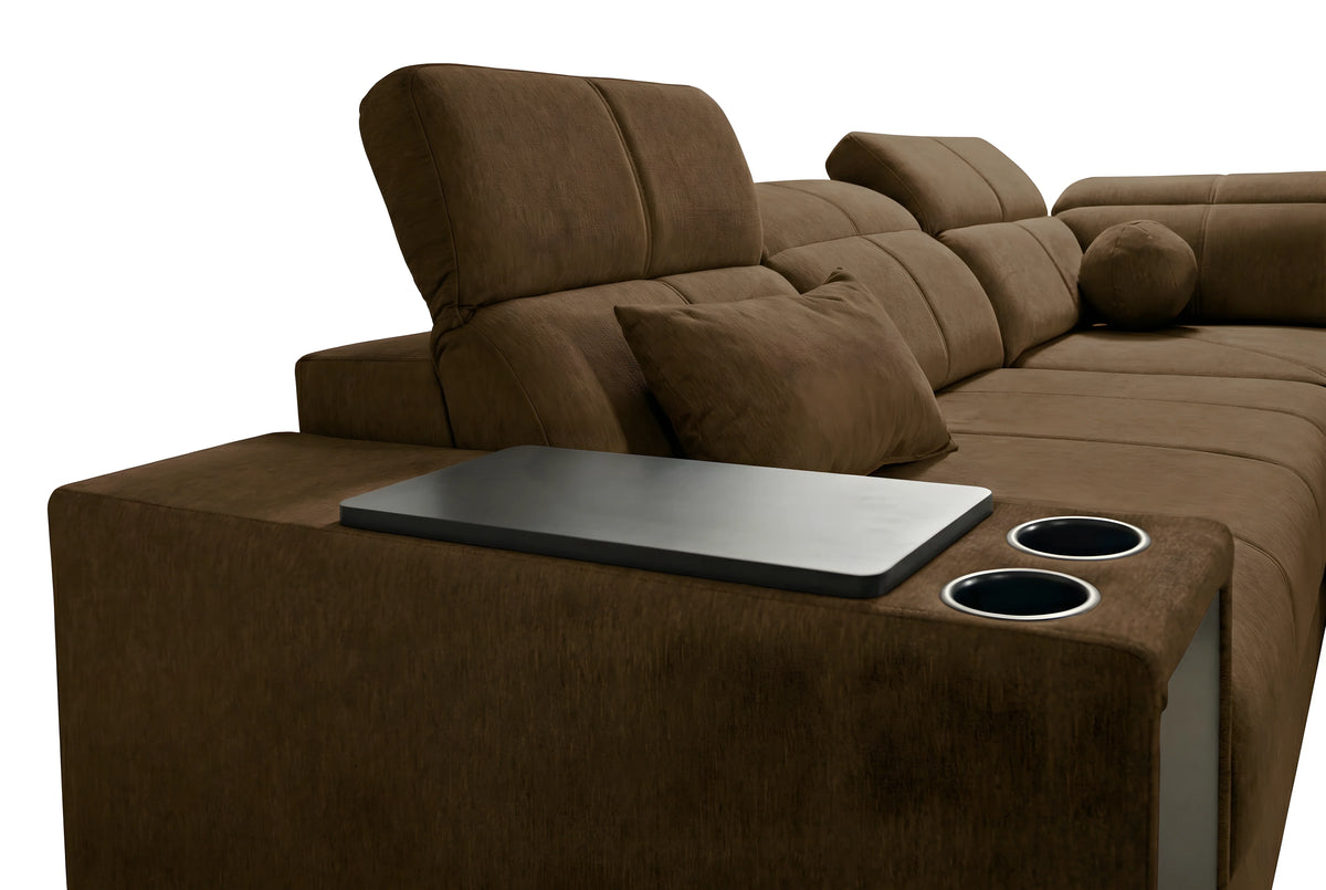 Canapé d'angle marron en tissu microfibre, avec une table argentée et des porte-gobelets intégrés, idéal pour salon moderne.