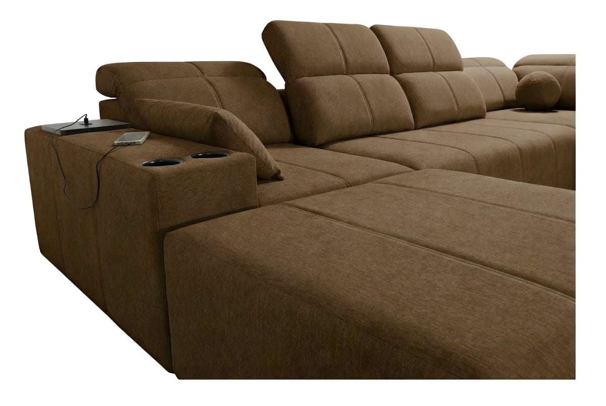 Canapé d'angle marron en tissu avec accoudoir, porte-gobelets et chargeur intégré pour salon moderne