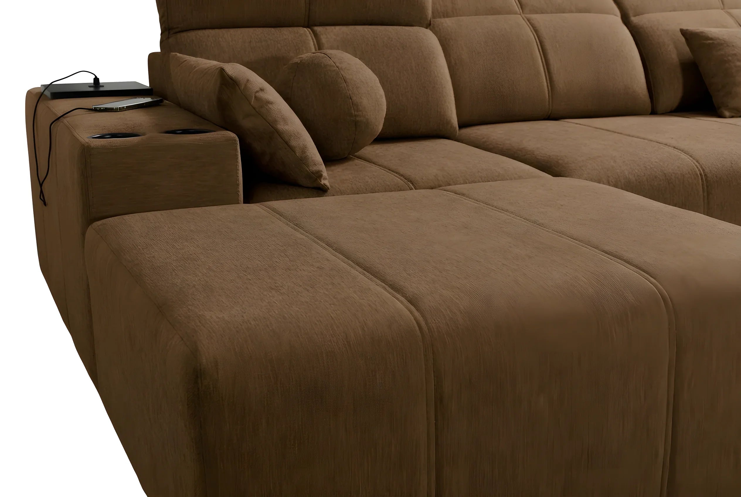 Canapé d'angle marron en tissu doux et confortable, avec accoudoir, coussins et chargeur intégrés pour salon ou séjour