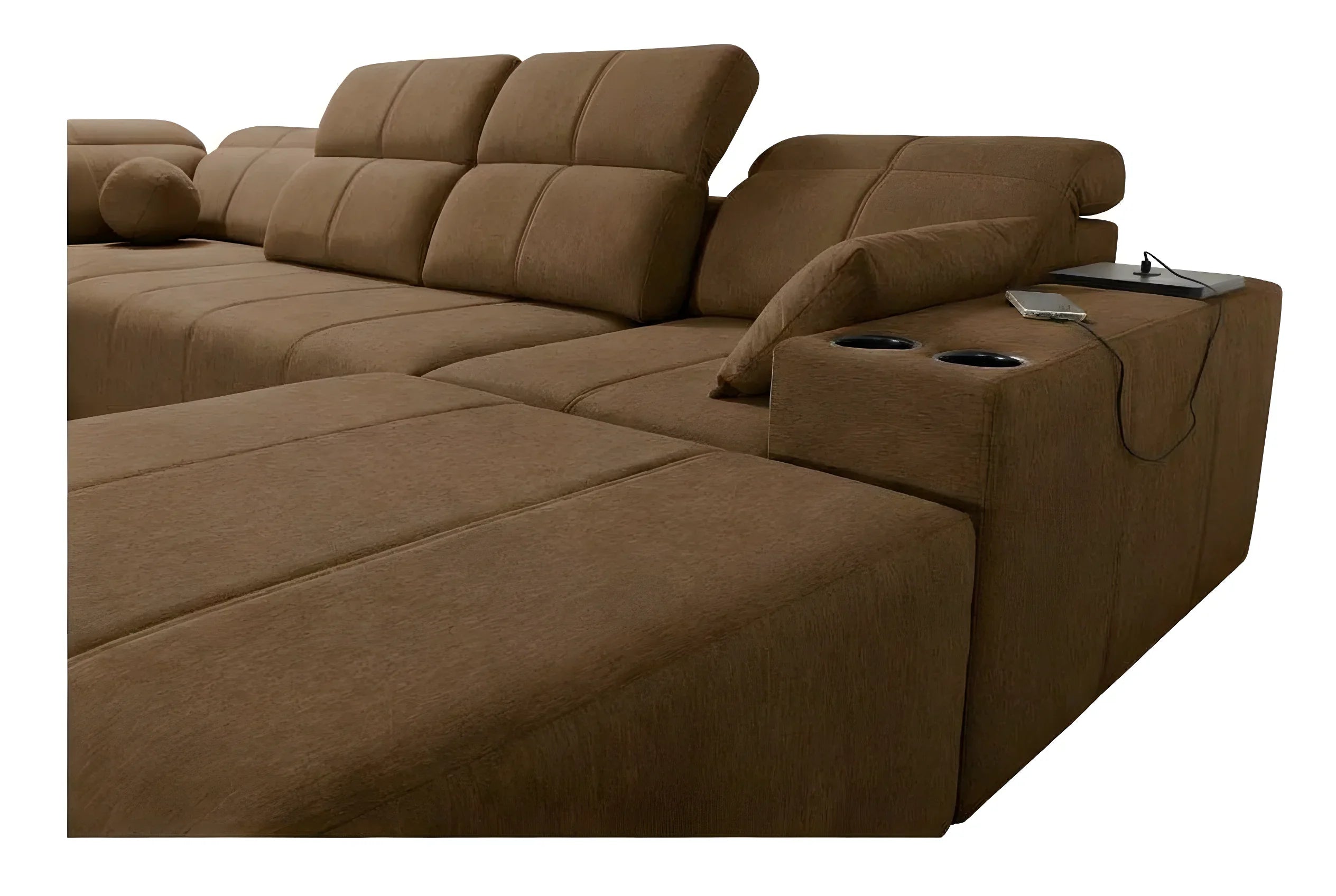 Canapé d'angle marron en tissu avec accoudoir intégrant des porte-gobelets et un chargeur pour smartphone, pour salon moderne