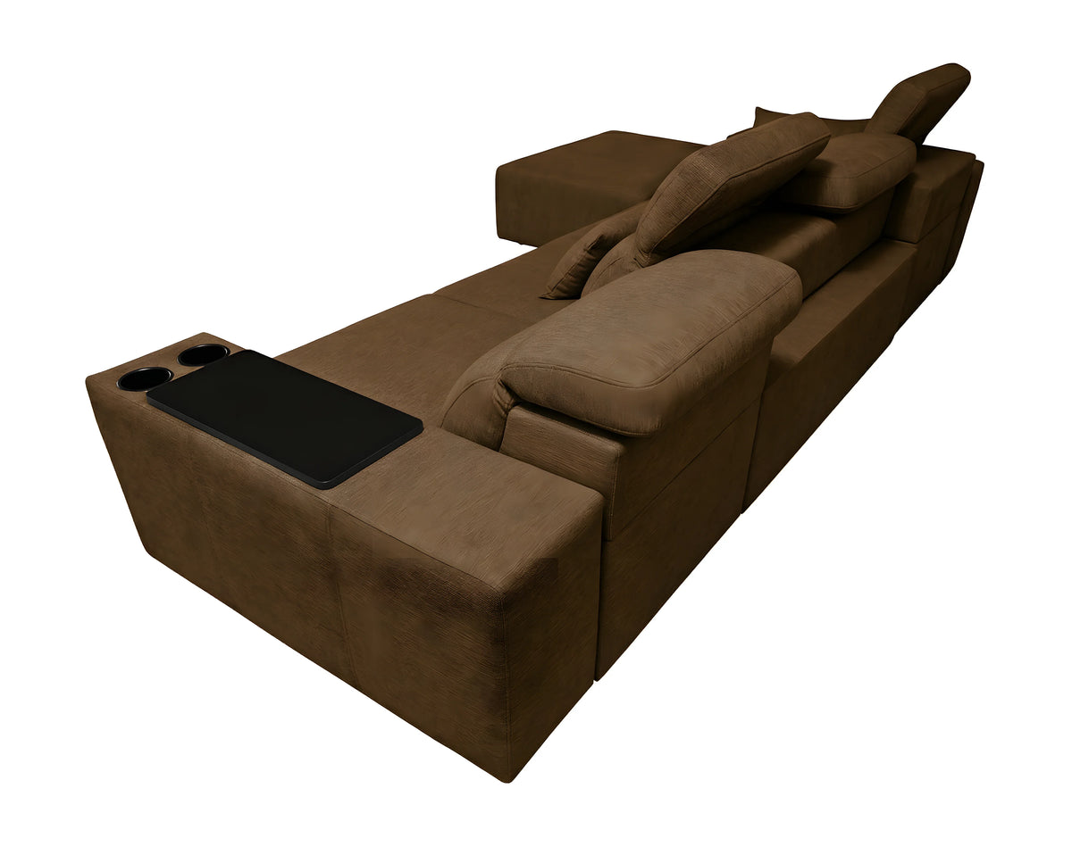 Canapé d'angle marron en tissu avec table noire et porte-gobelets, design contemporain pour salon