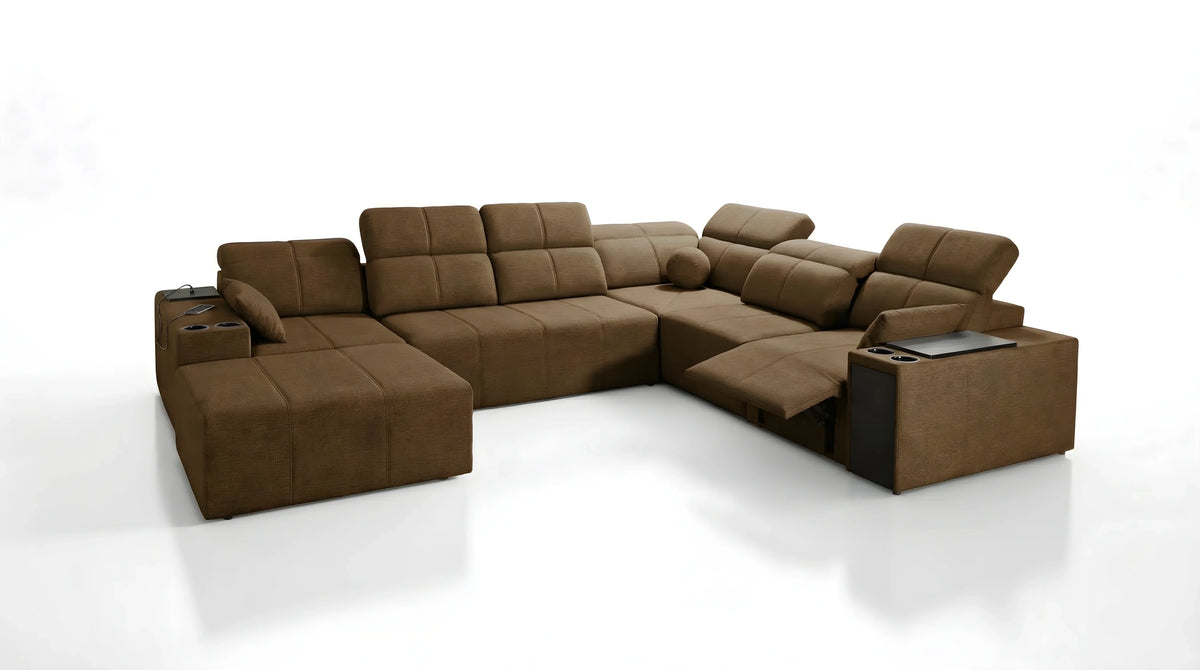 Canapé d'angle marron en tissu avec coussins, accoudoirs, porte-gobelets et tablettes, dans un salon moderne