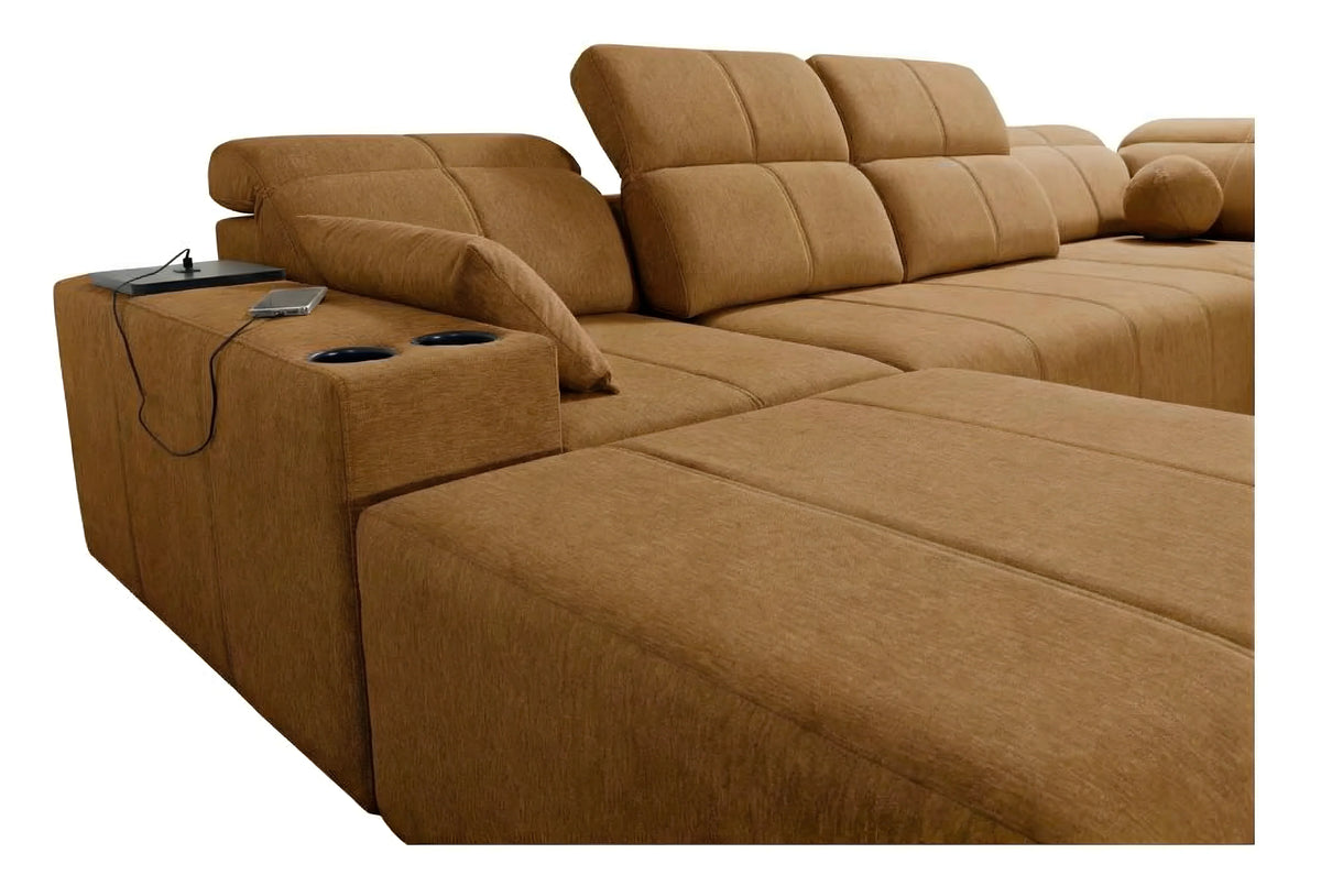 Canapé d'angle brun en tissu, design moderne avec accoudoir intégrant recharge pour téléphone, salon contemporain