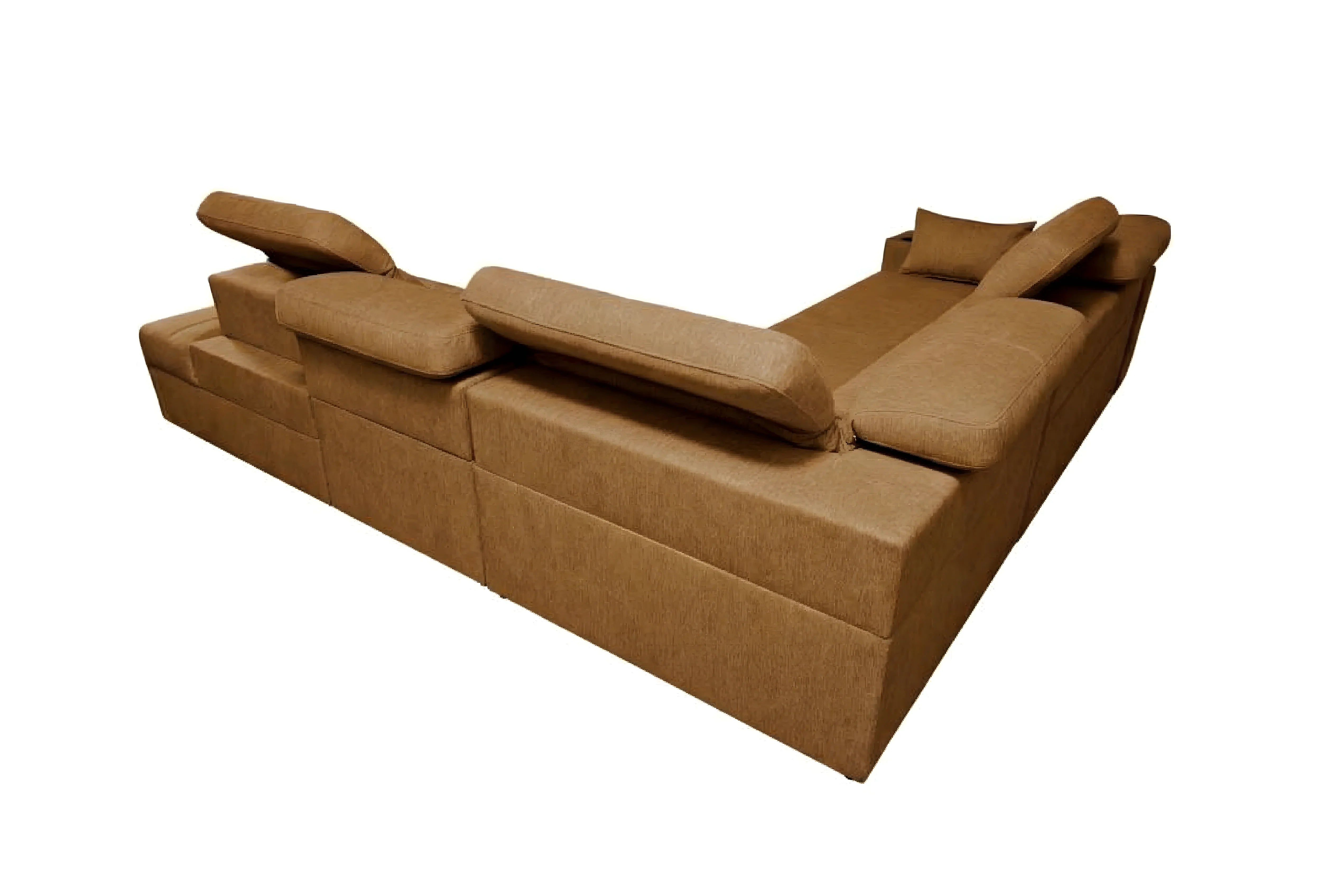Canapé d'angle modulable marron clair en tissu, avec plusieurs coussins confortables, idéal pour salon moderne