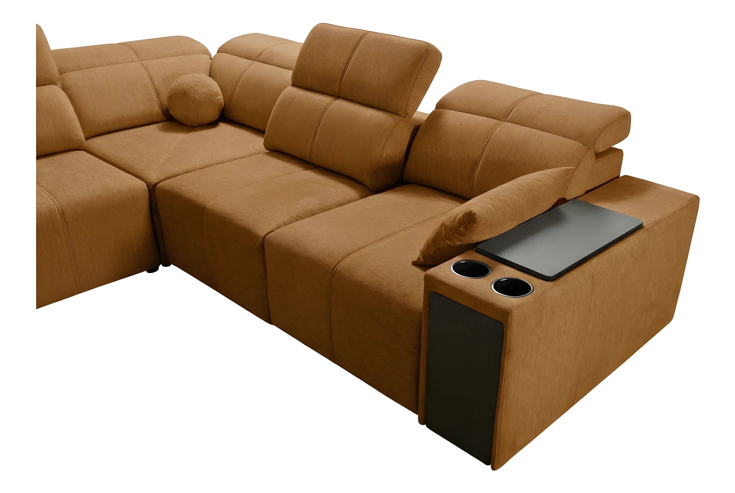 Canapé d'angle marron clair en tissu avec accoudoir, porte-gobelets et table intégrée dans un salon moderne