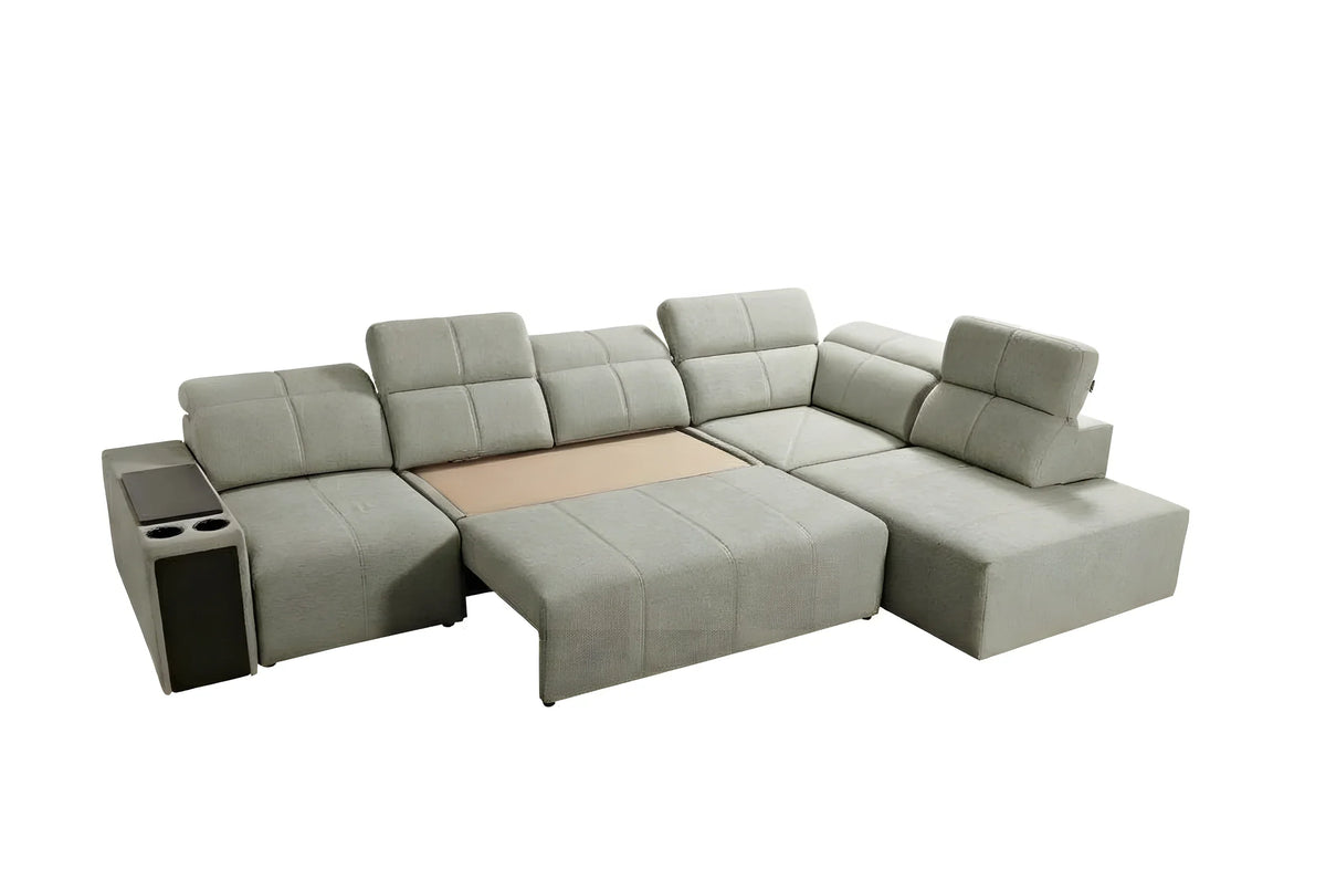Canapé d'angle modulable gris clair en tissu avec accoudoir et porte-gobelets, design moderne, vue de face sur fond blanc