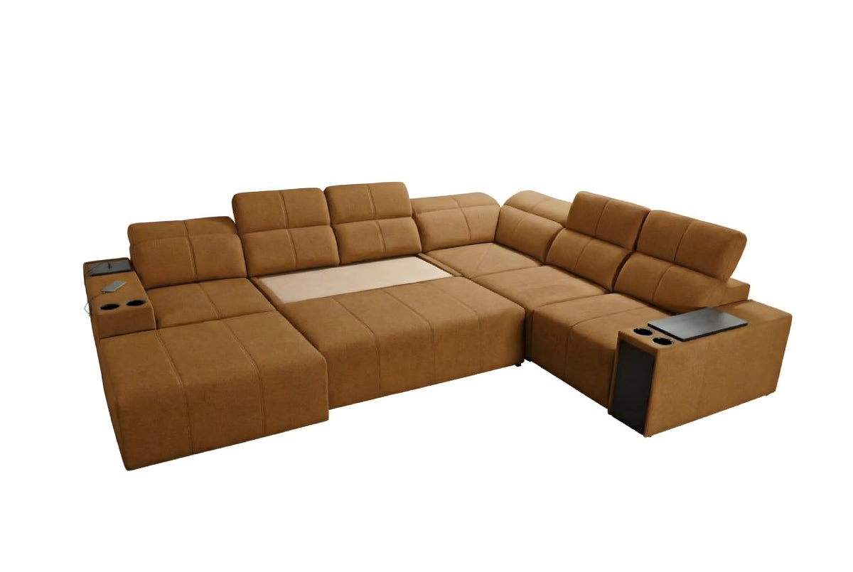 Canapé d'angle marron en tissu avec accoudoirs, porte-gobelets et tablettes pour salon moderne.