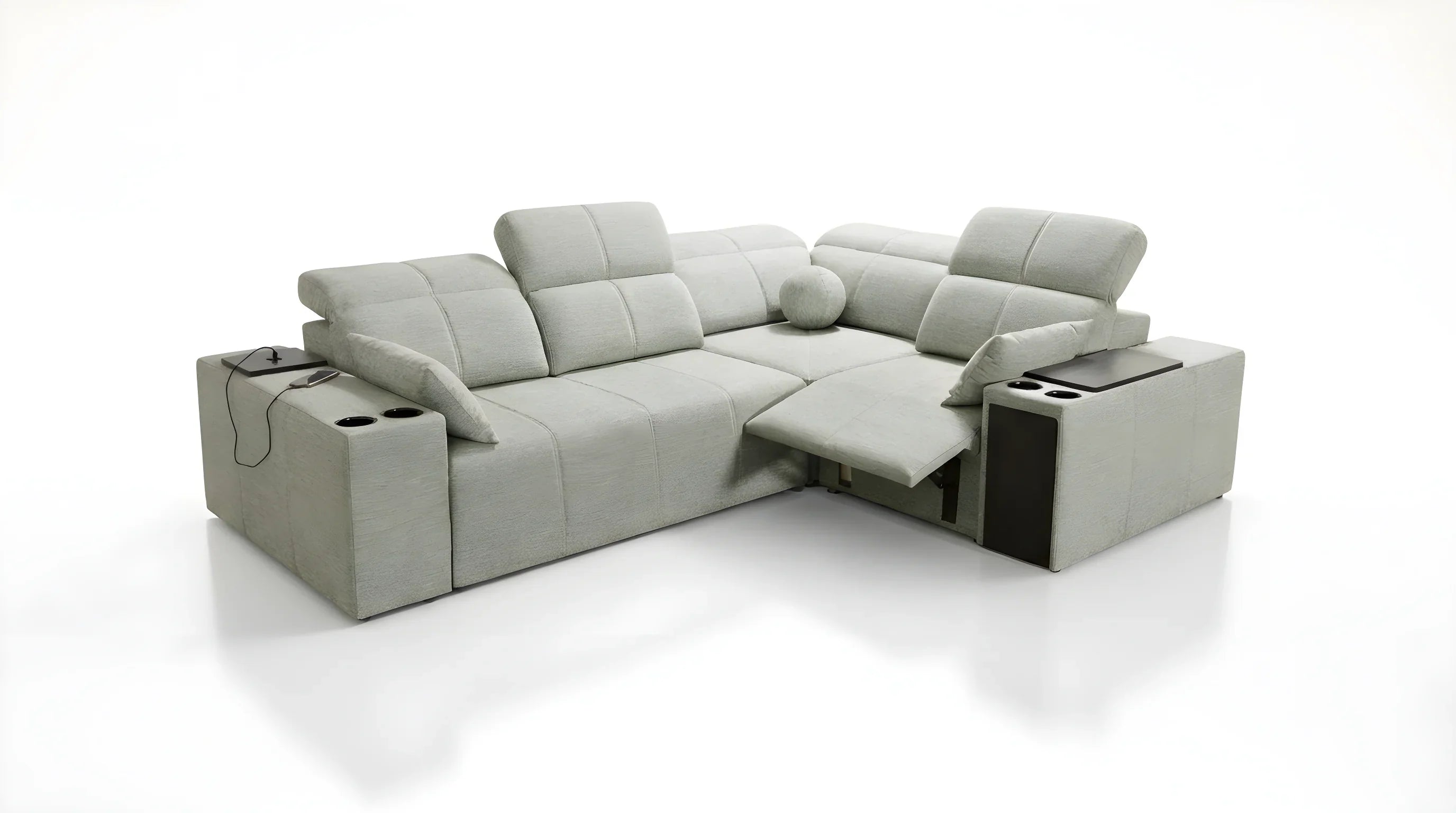 Canapé d'angle gris clair en tissu pour salon moderne, avec porte-gobelets et tablettes intégrées.