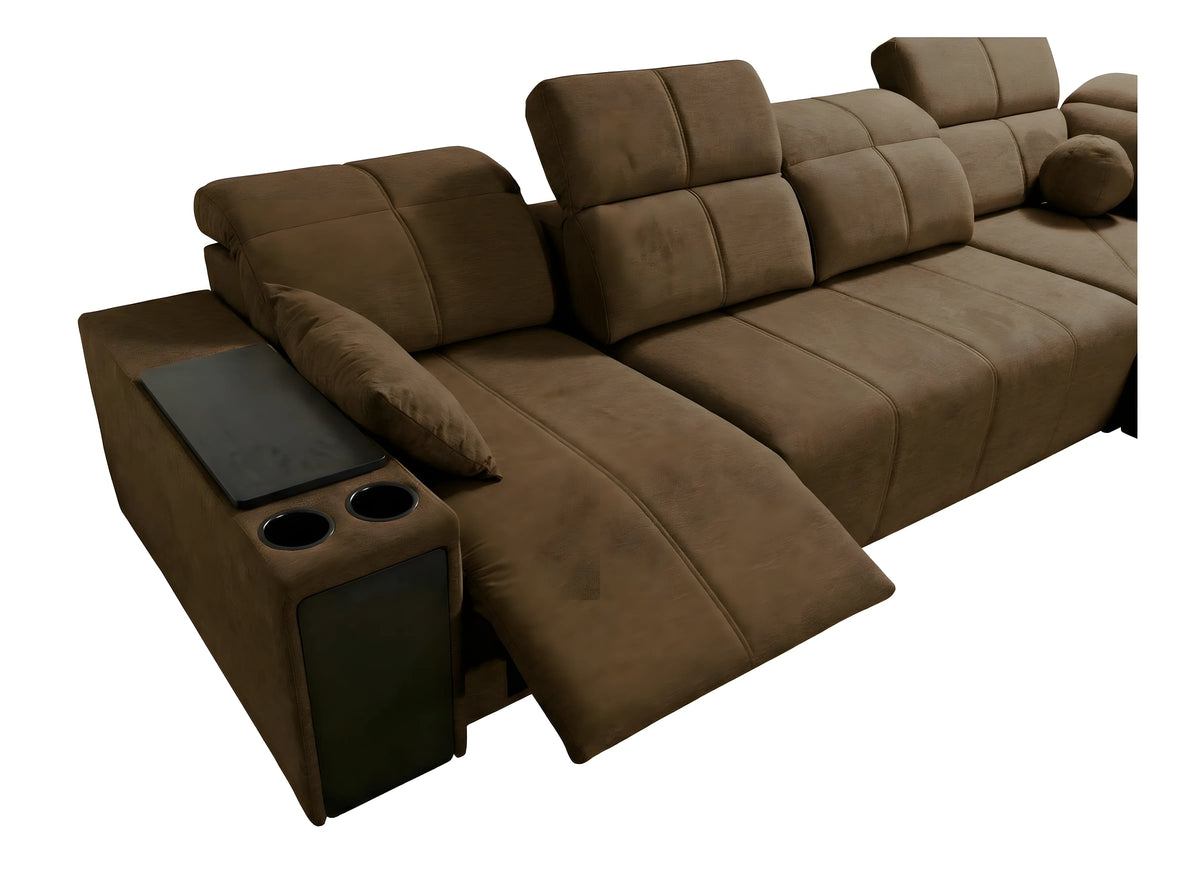 Canapé d'angle relax marron en tissu suede avec accoudoirs, tablettes et porte-gobelets, pour salon moderne