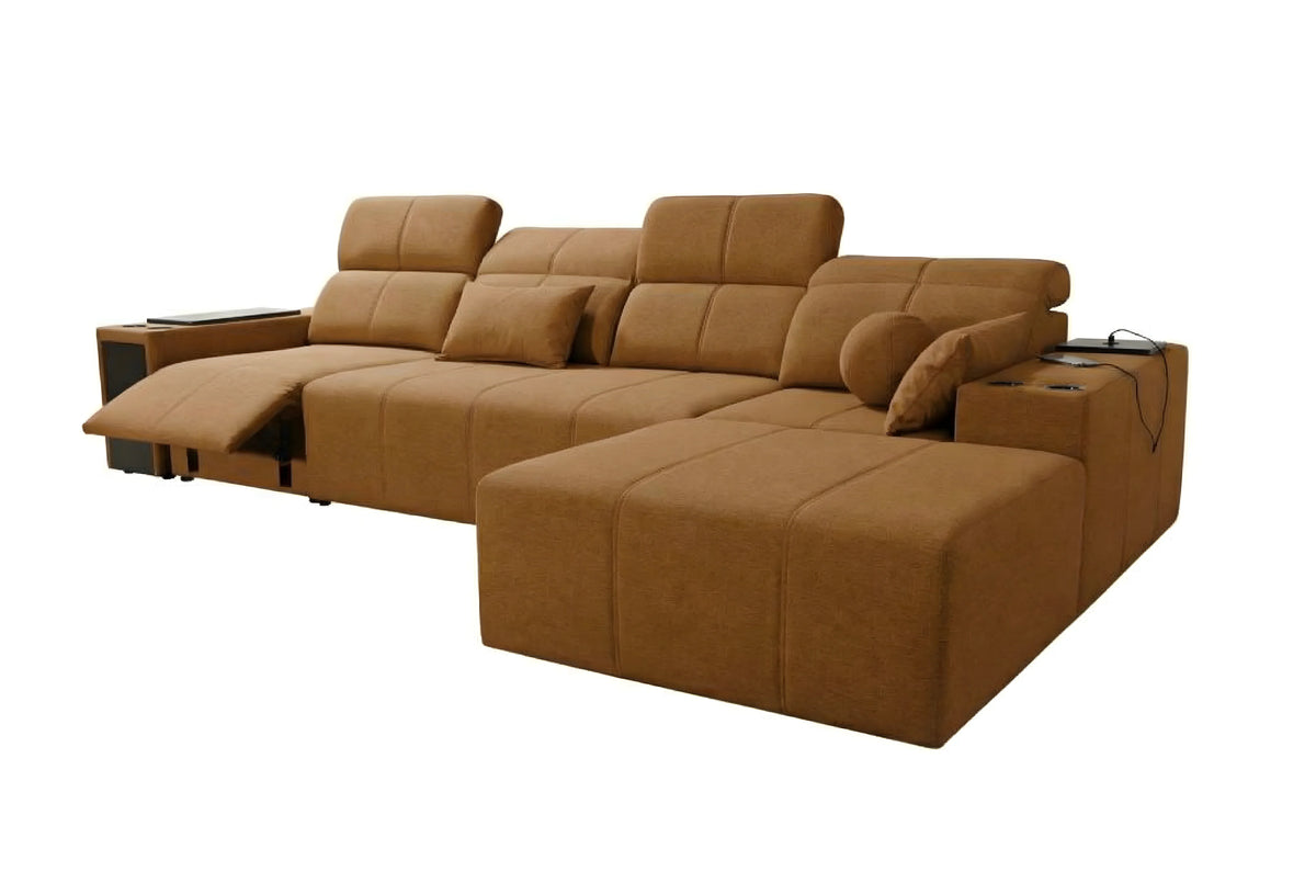 Canapé d'angle relax marron en tissu, design moderne avec coussins et tablettes intégrées dans un salon clair