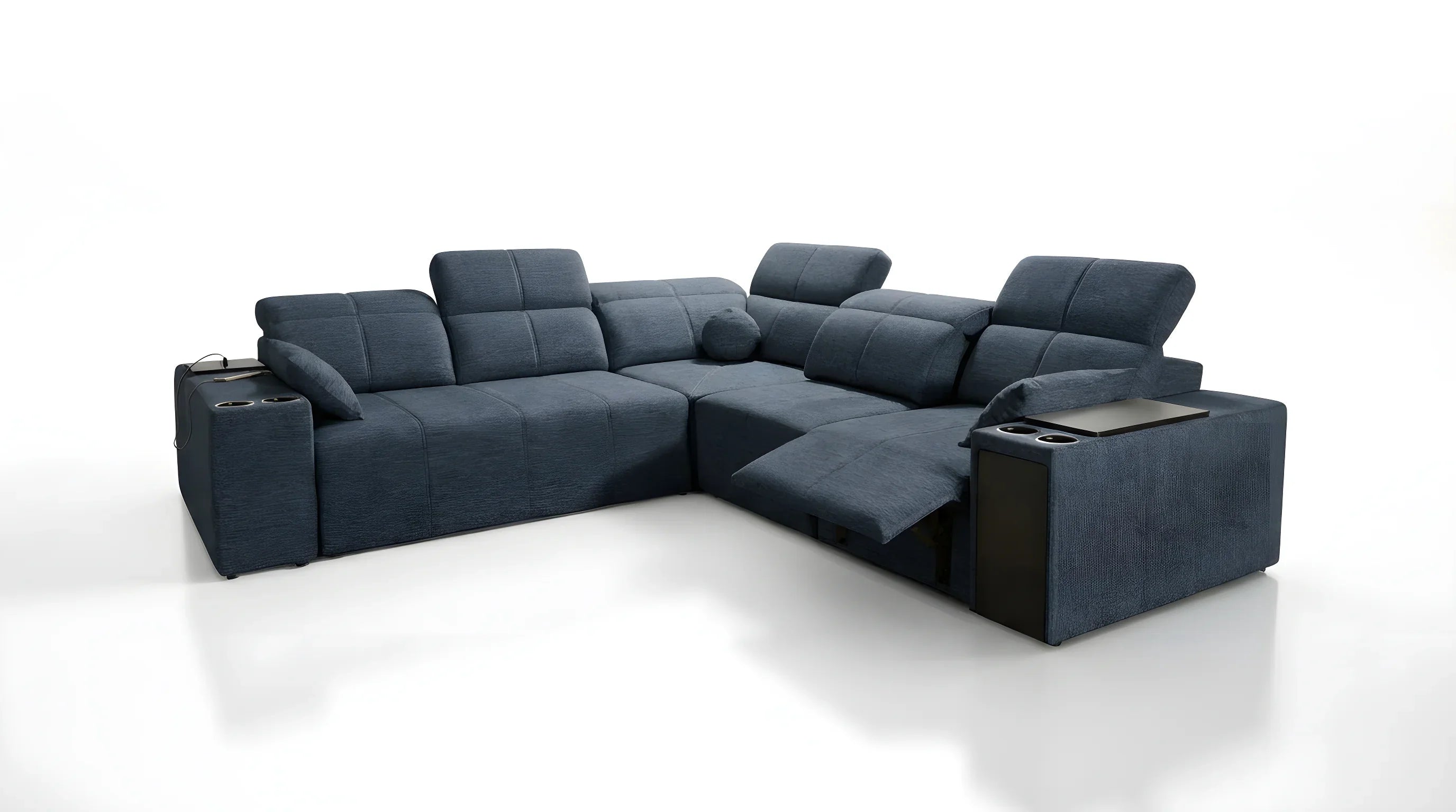Canapé d'angle relaxant bleu canard en tissu avec accoudoirs, porte-gobelets et tablettes, dans un salon moderne