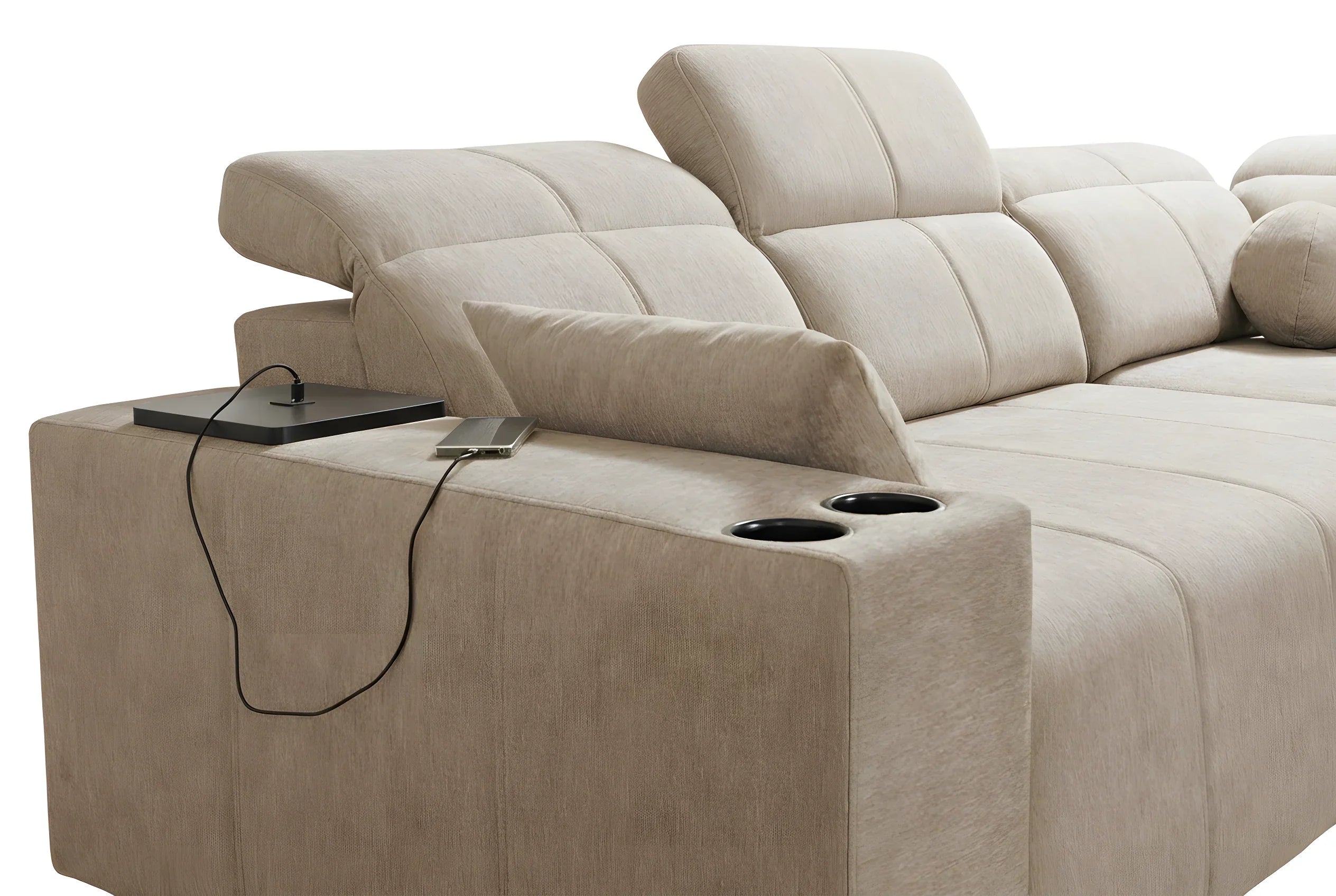 Canapé d'angle beige en tissu avec accoudoir, deux porte-gobelets, smartphone en charge, salon moderne