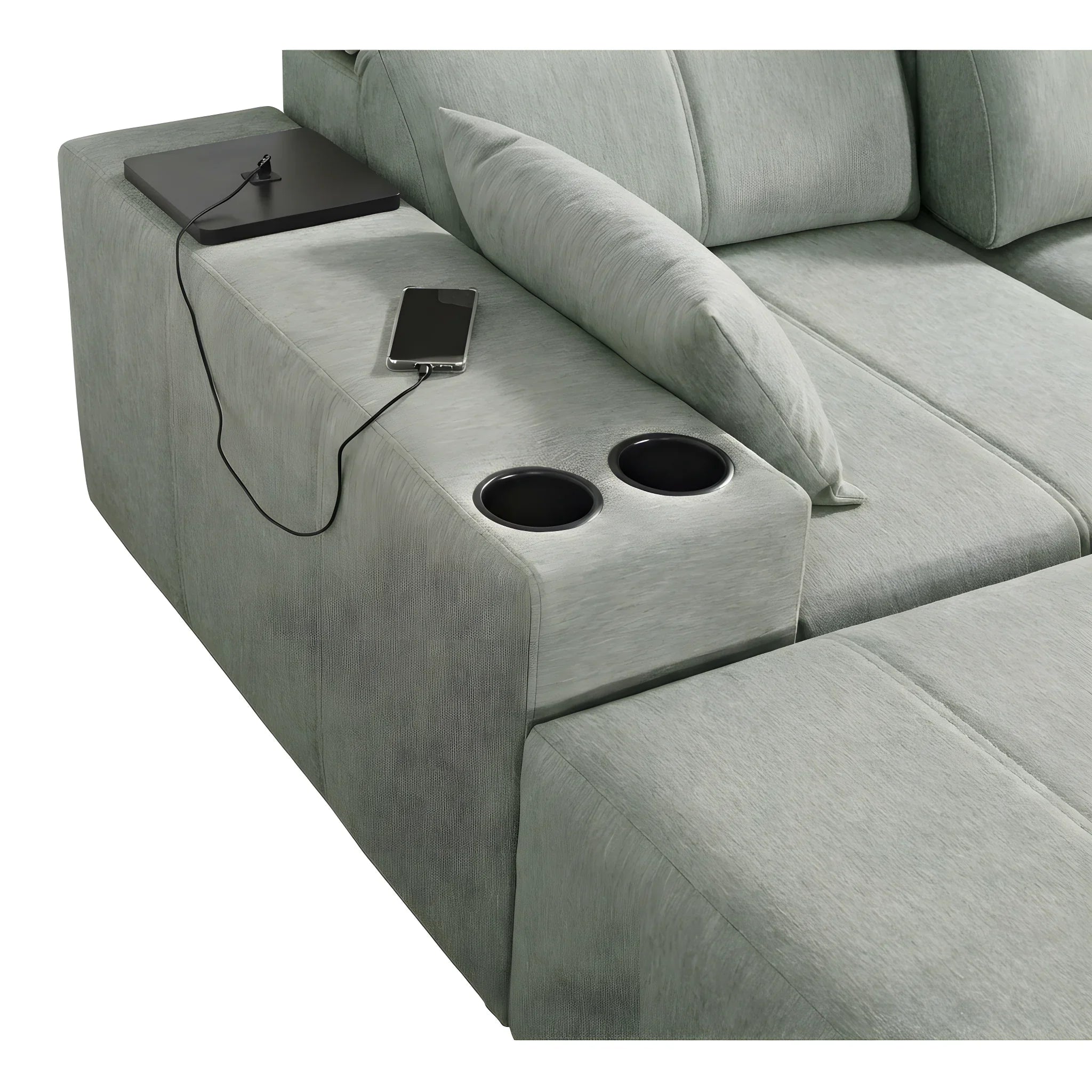 Canapé d'angle en tissu gris clair avec coussin, accoudoir, chargeur smartphone et deux porte-gobelets noirs intégrés