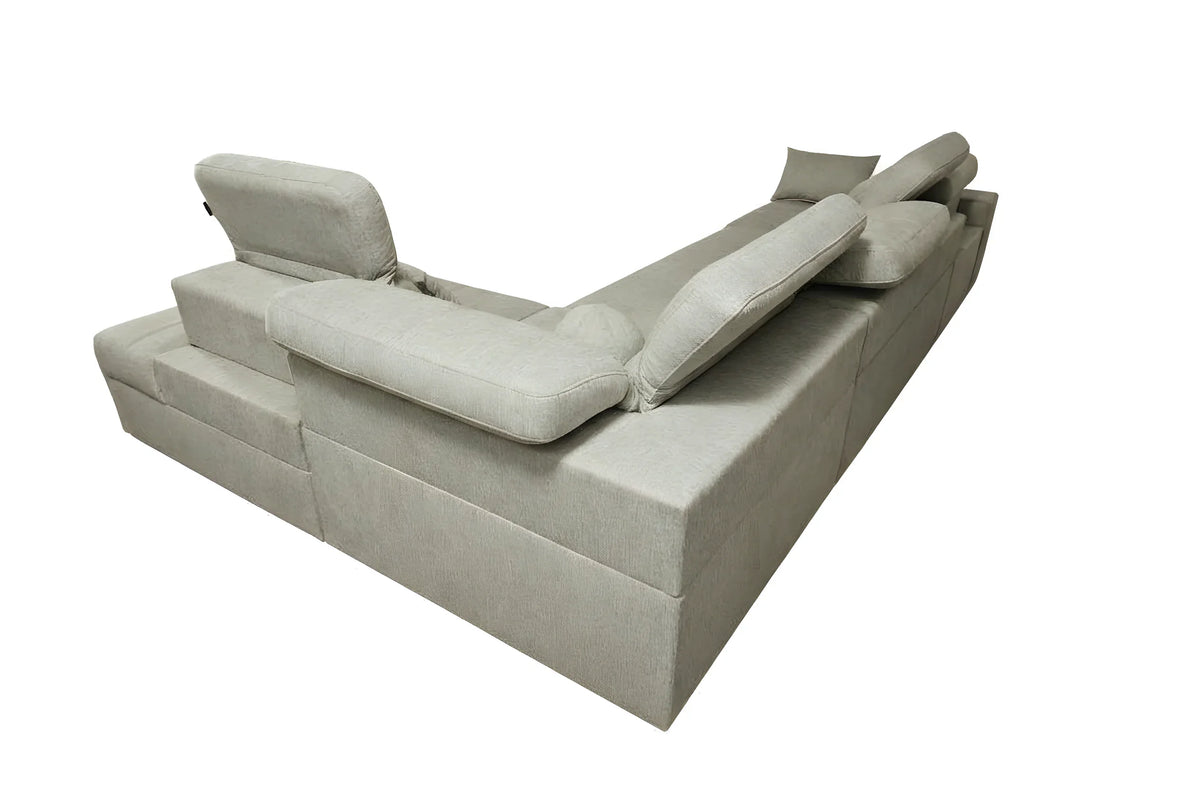 Canapé d'angle en tissu gris clair, design contemporain, idéal pour salon moderne et confortable