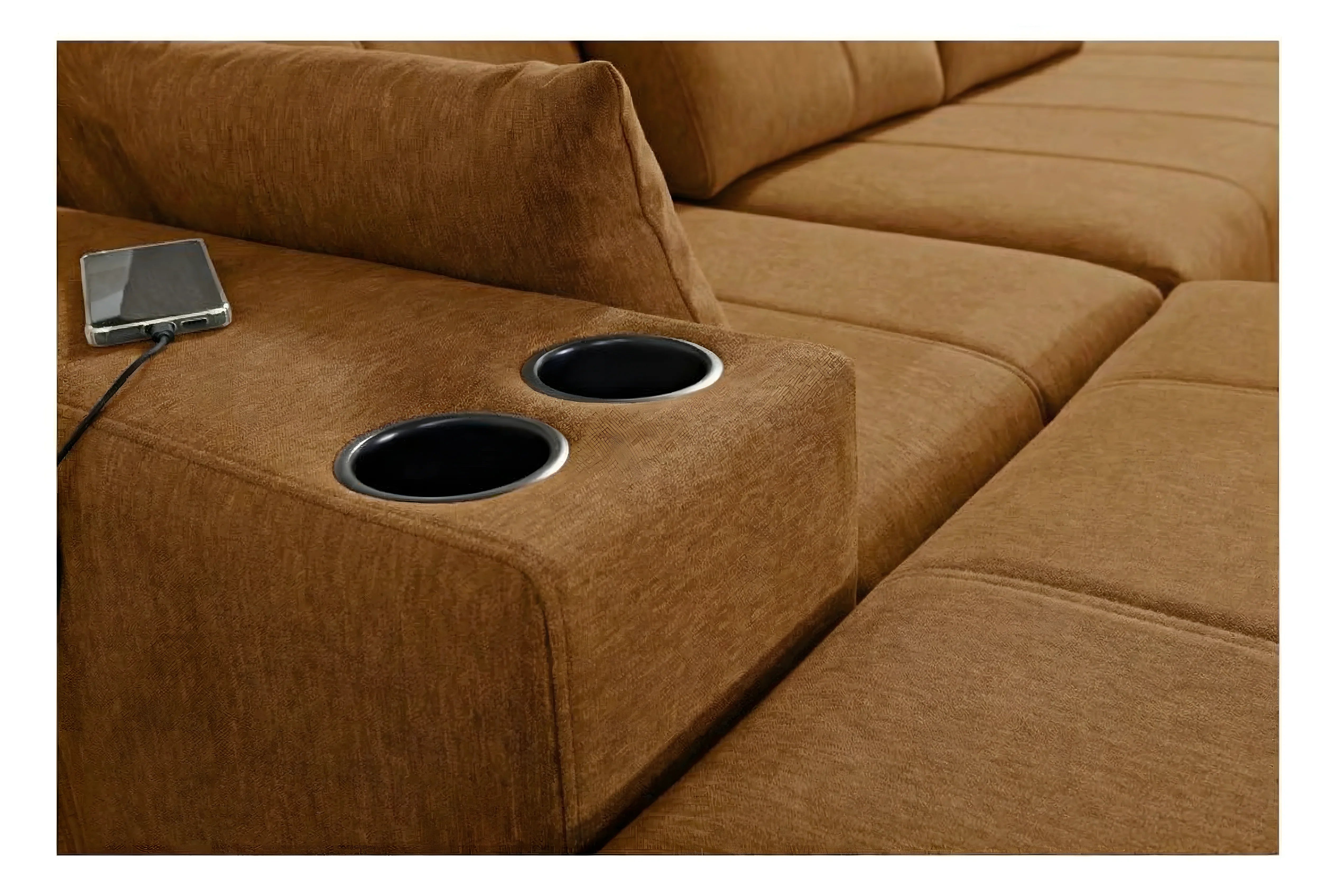 Canapé d'angle marron en tissu avec deux porte-gobelets encastrés et un téléphone en charge sur l'accoudoir