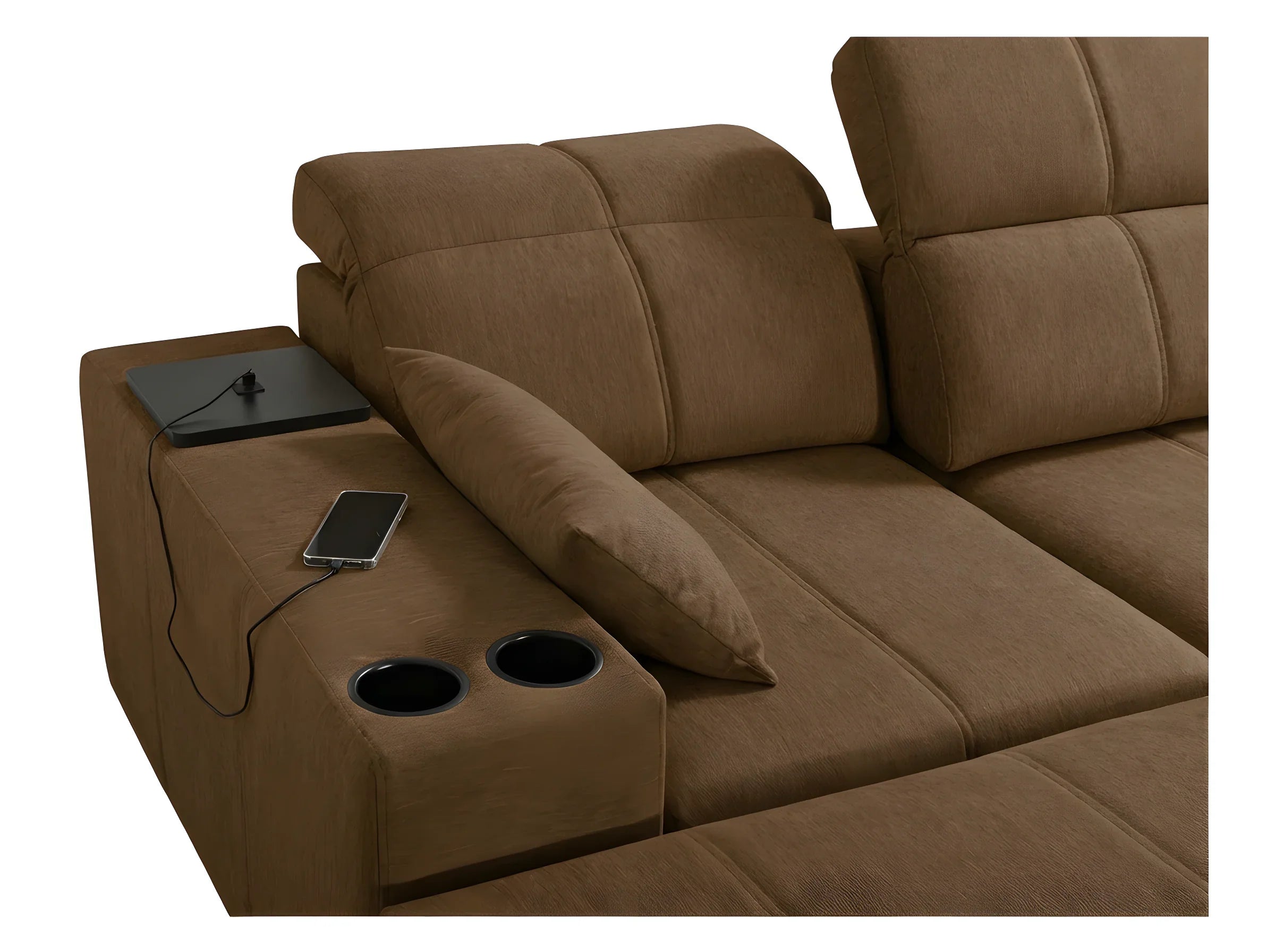 Canapé d'angle marron en tissu avec accoudoir, coussin, porte-gobelets et téléphone en charge