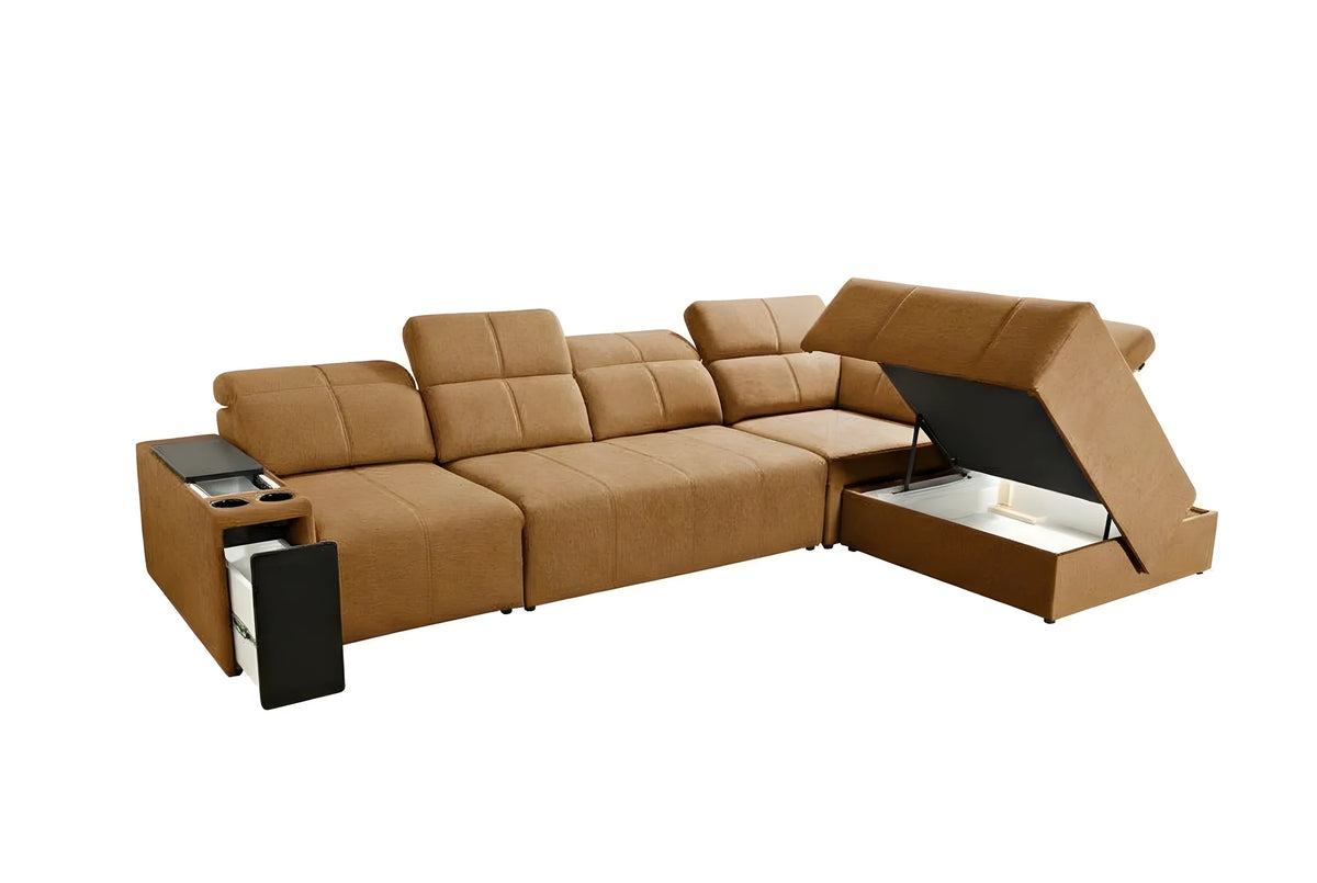 Canapé d'angle en tissu marron clair avec accoudoirs, porte-gobelets et coffre de rangement ouvert, sur fond blanc