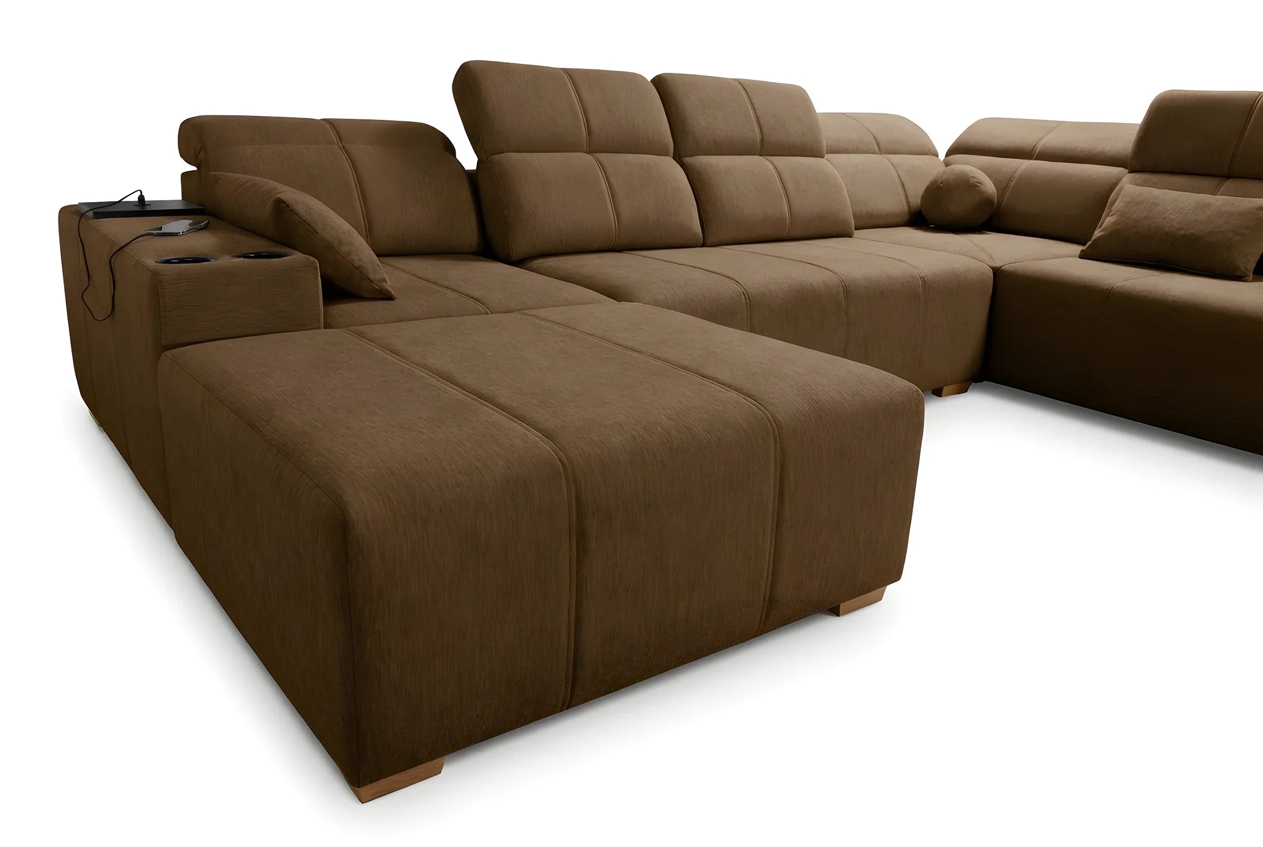 Canapé d'angle en tissu marron, design moderne avec coussins, repose-tête et chargeur intégré, pour salon