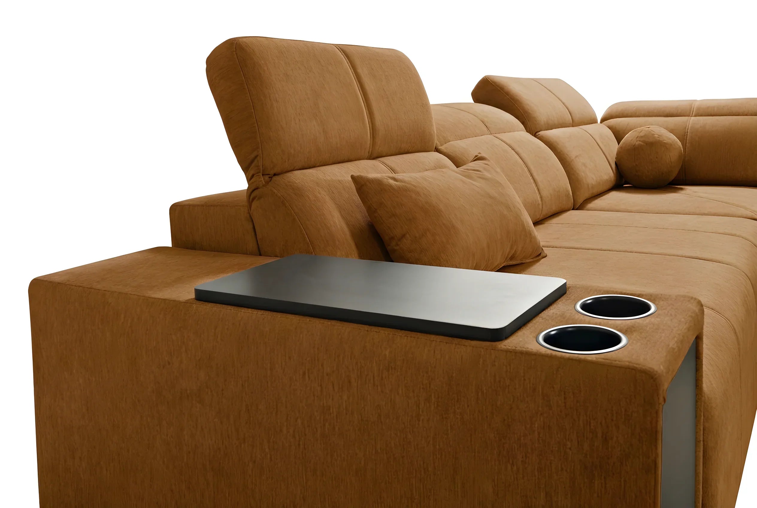 Canapé d'angle en tissu marron avec table noire intégrée et deux porte-gobelets, idéal salon moderne