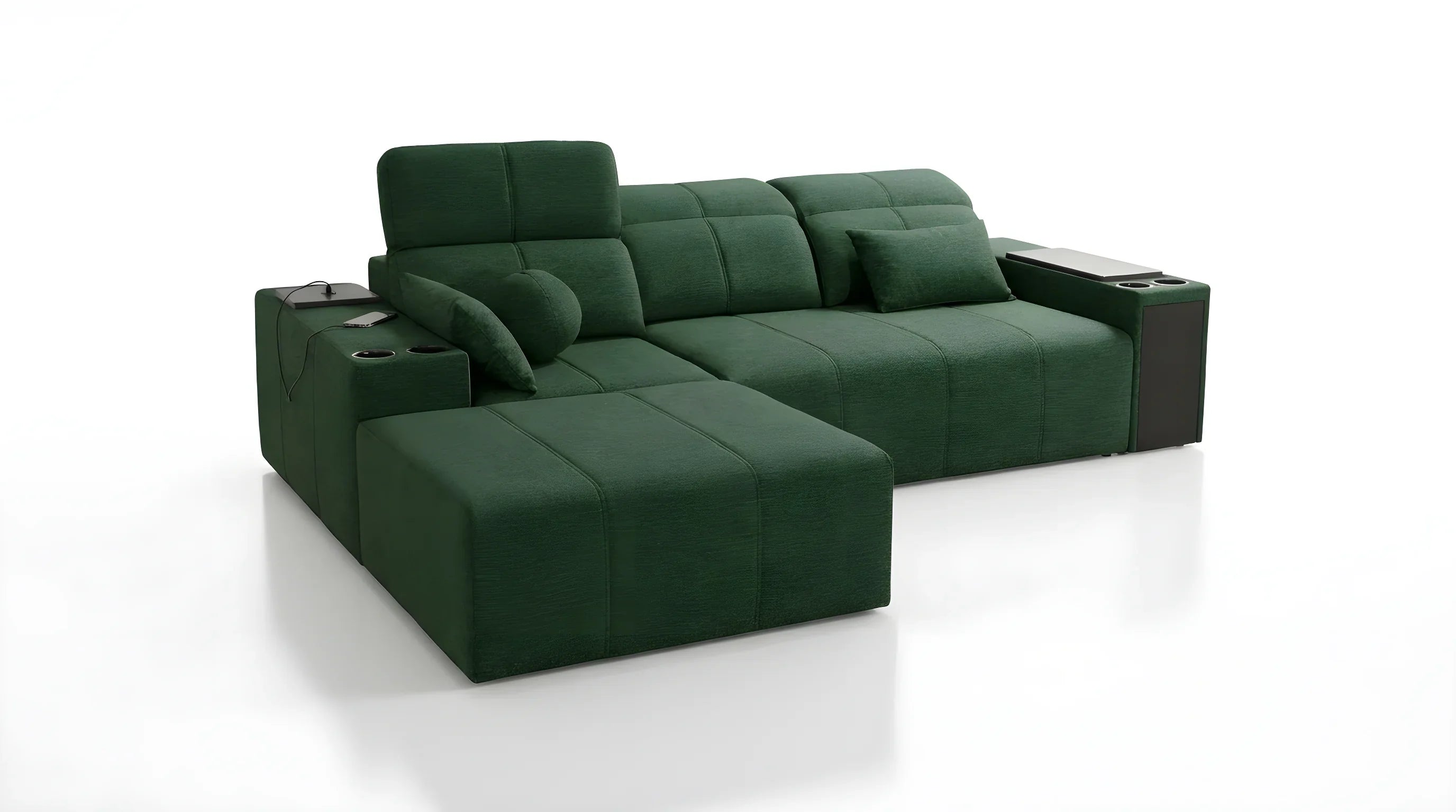 Canapé d'angle vert en tissu capitonné, avec accoudoirs, repose-tête, cup holders et tablettes, dans un salon moderne