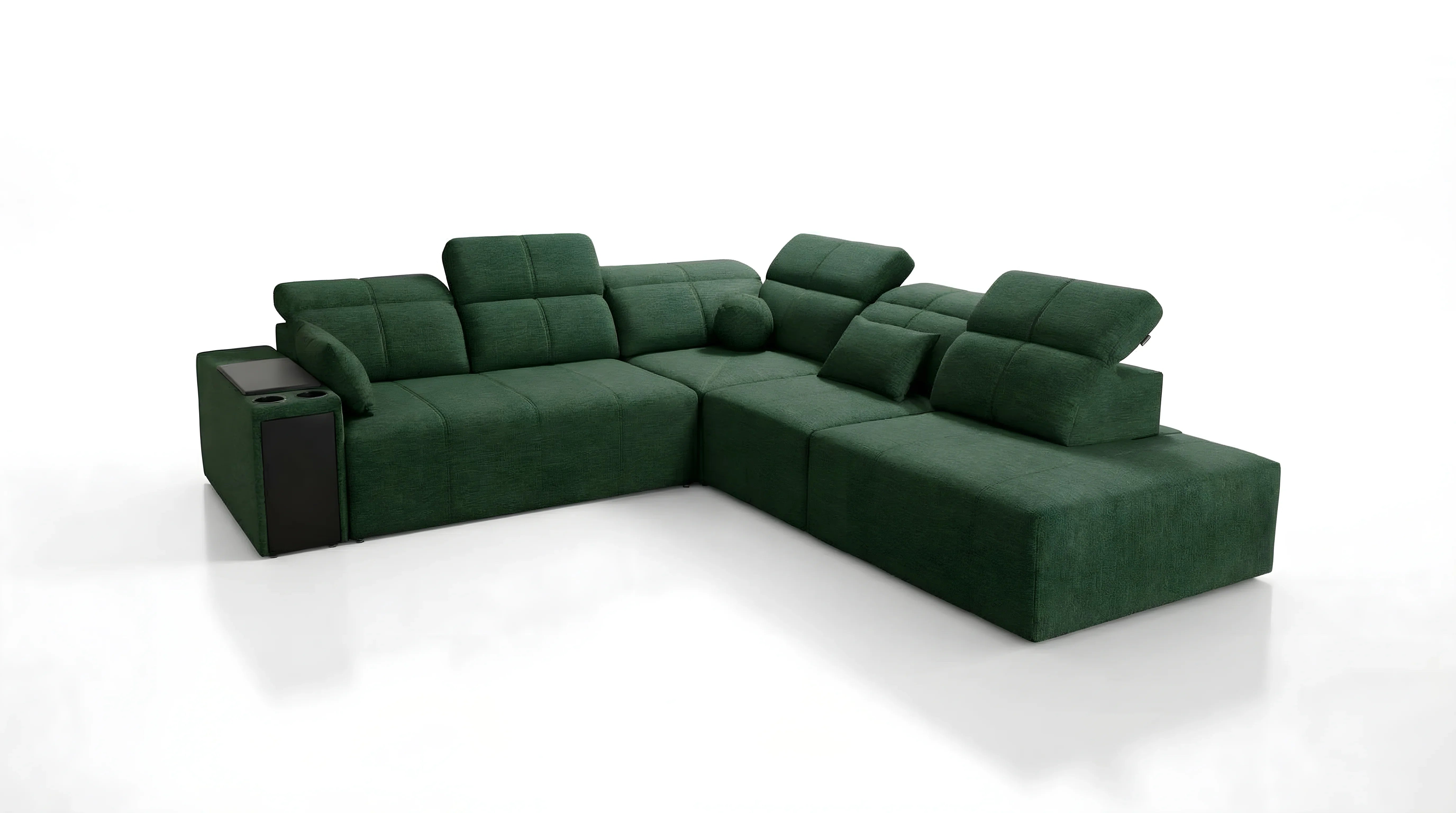 Canapé d'angle vert en tissu texturé avec accoudoir, porte-gobelets et coussins, sur fond blanc