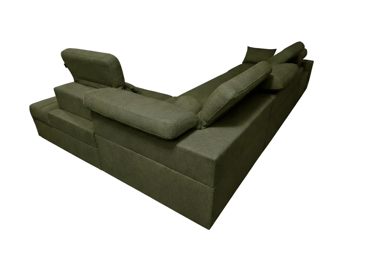 Canapé d'angle vert en tissu, forme contemporaine. Idéal pour salon. Accoudoirs réglables, coussin inclus, fond blanc.