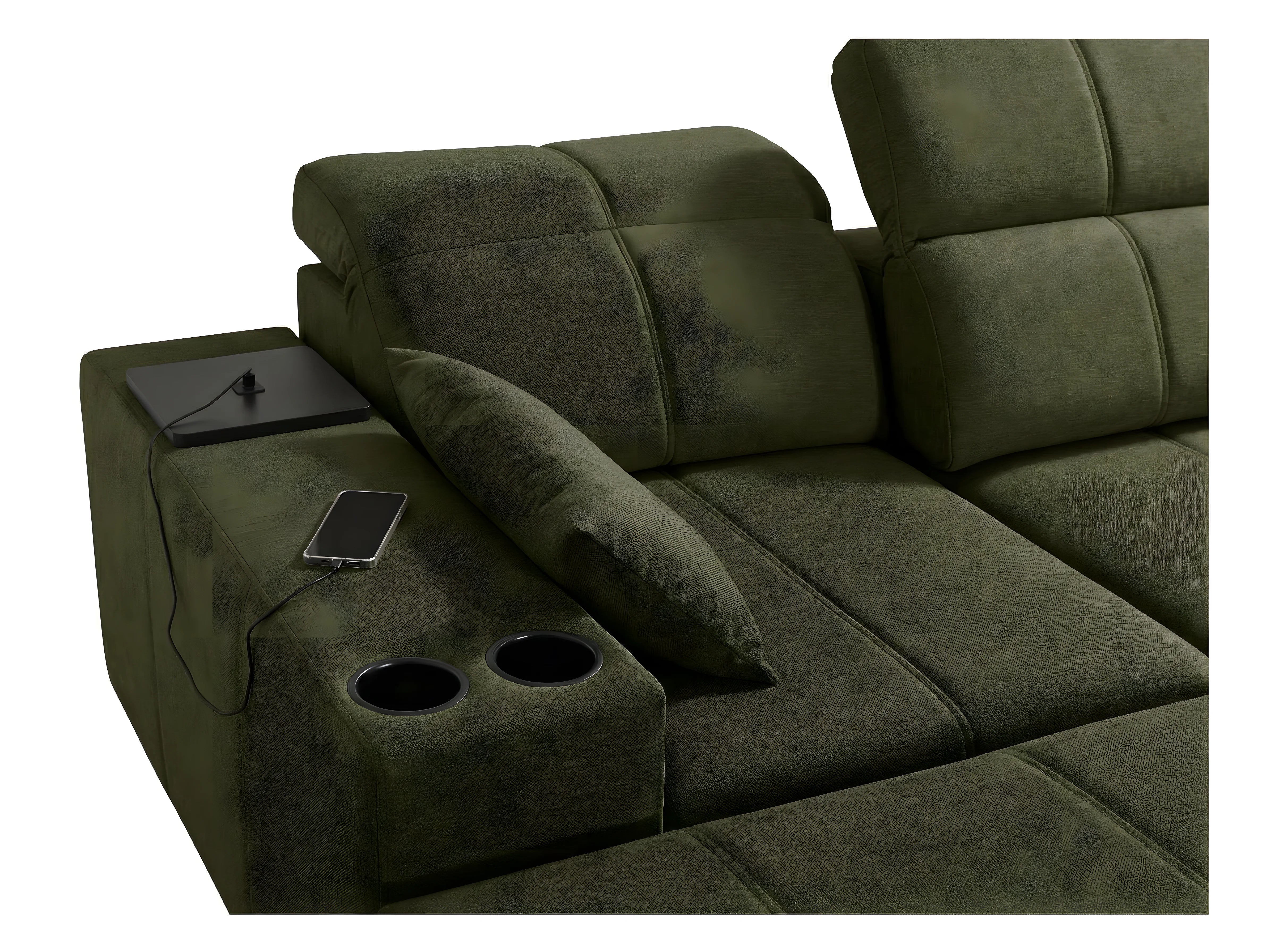 Canapé d'angle vert en velours avec accoudoir, porte-gobelets et chargeur sur fond blanc, confort et design moderne