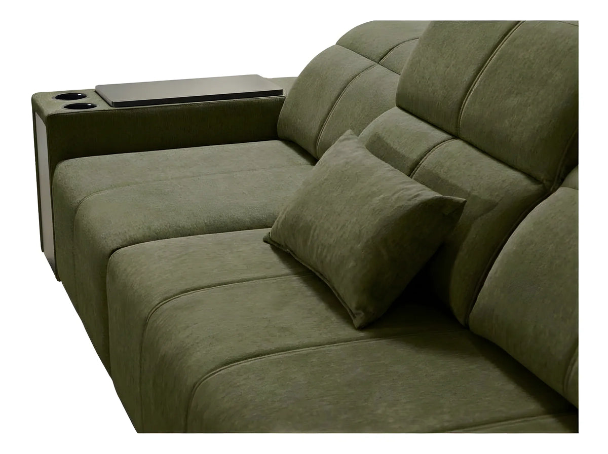 Canapé d'angle vert olive en tissu texturé avec coussin, accoudoir avec plateau et deux trous pour boissons, environnement intérieur.