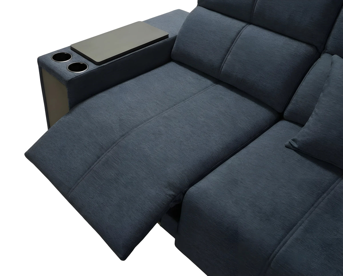 Canapé d'angle inclinable bleu en tissu avec accoudoir, porte-gobelets et tablette, vue de près, sur fond blanc