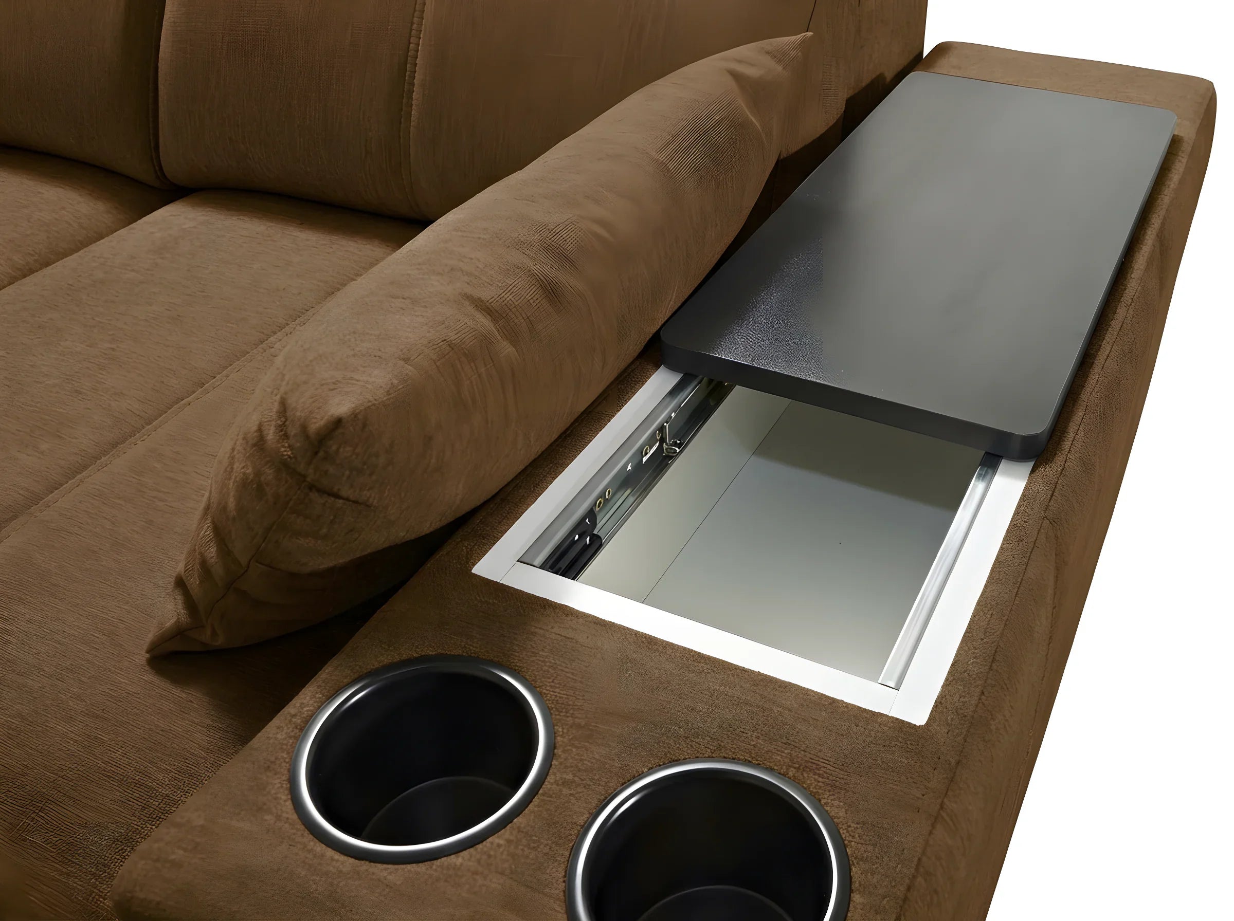 Gros plan sur canapé marron en tissu velours avec table rabattable, deux porte-gobelets noirs pour salon