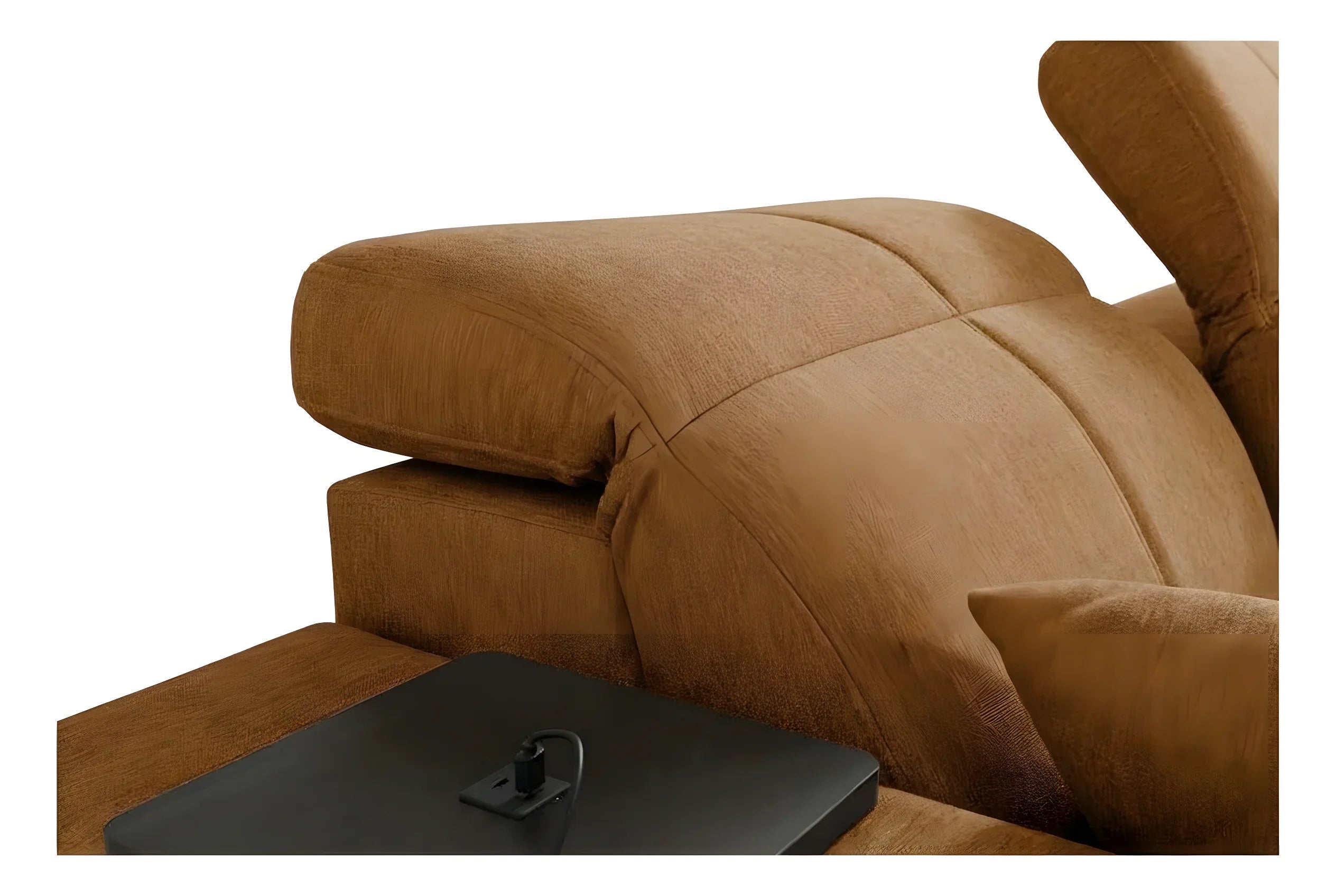 Premier plan d'un canapé marron en tissu avec dossier rembourré et une petite table noire intégrée.