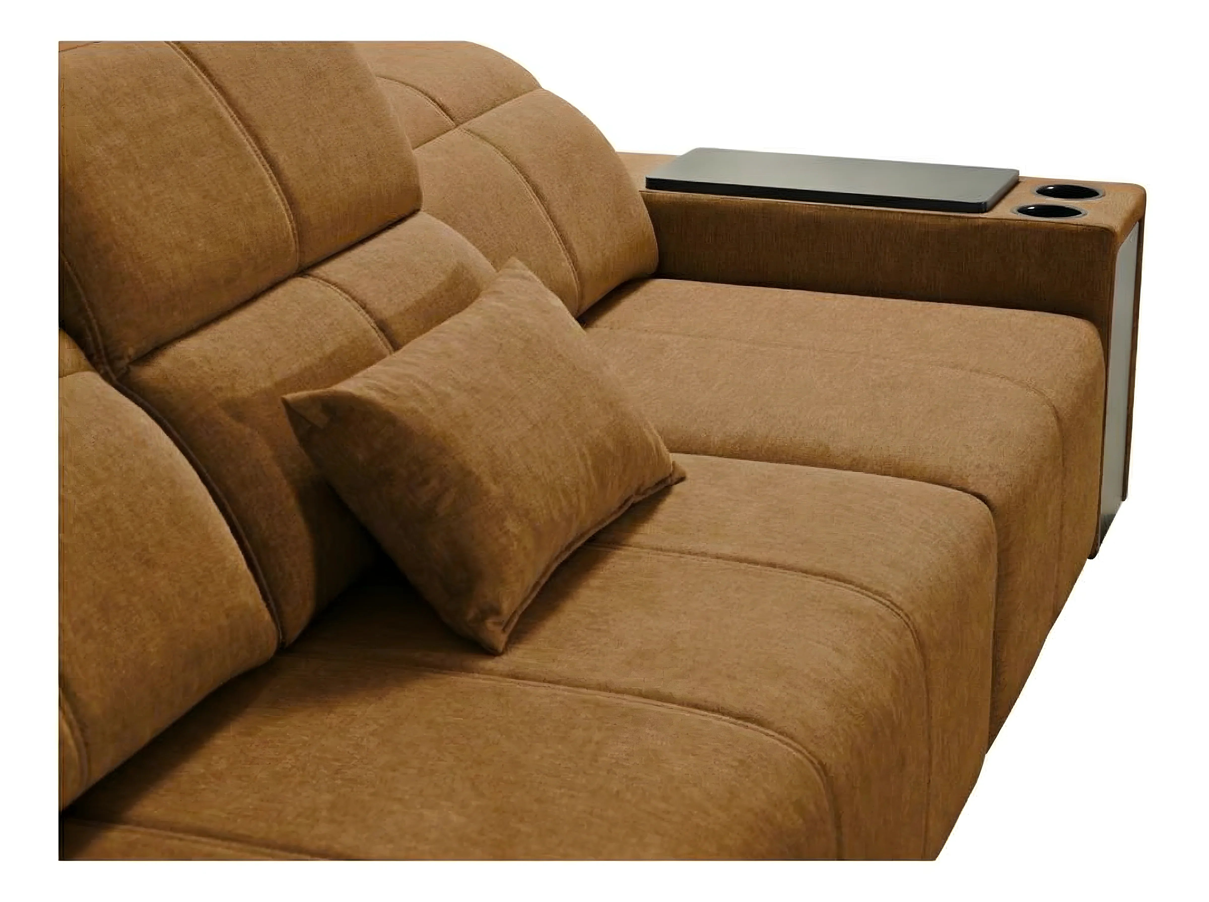 Canapé marron en tissu avec coussin. Idéal pour salon. Design moderne avec accoudoir et porte-gobelets.