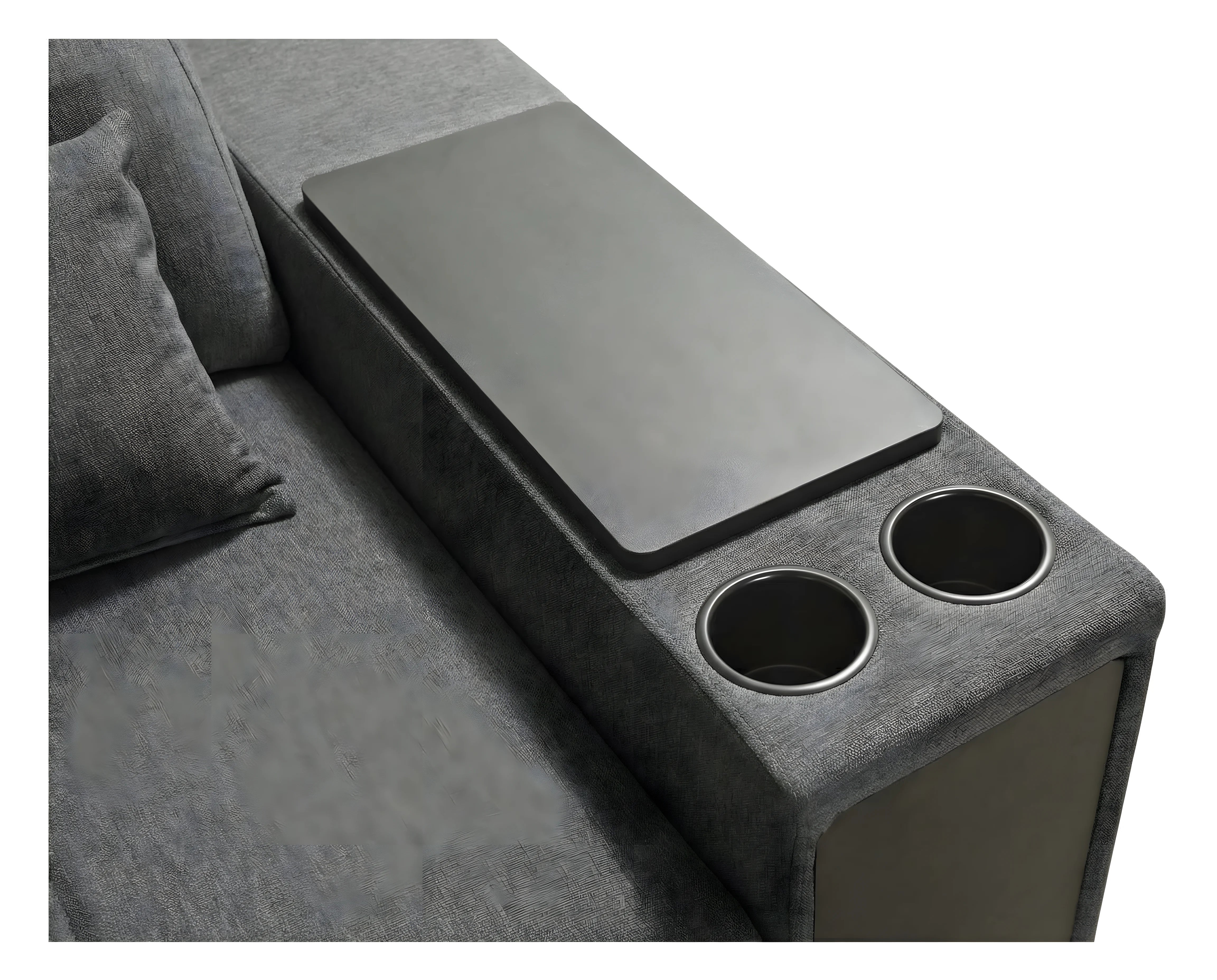 Gros plan d'un accoudoir de canapé gris avec tablettes intégrées, deux porte-gobelets argentés et coussin