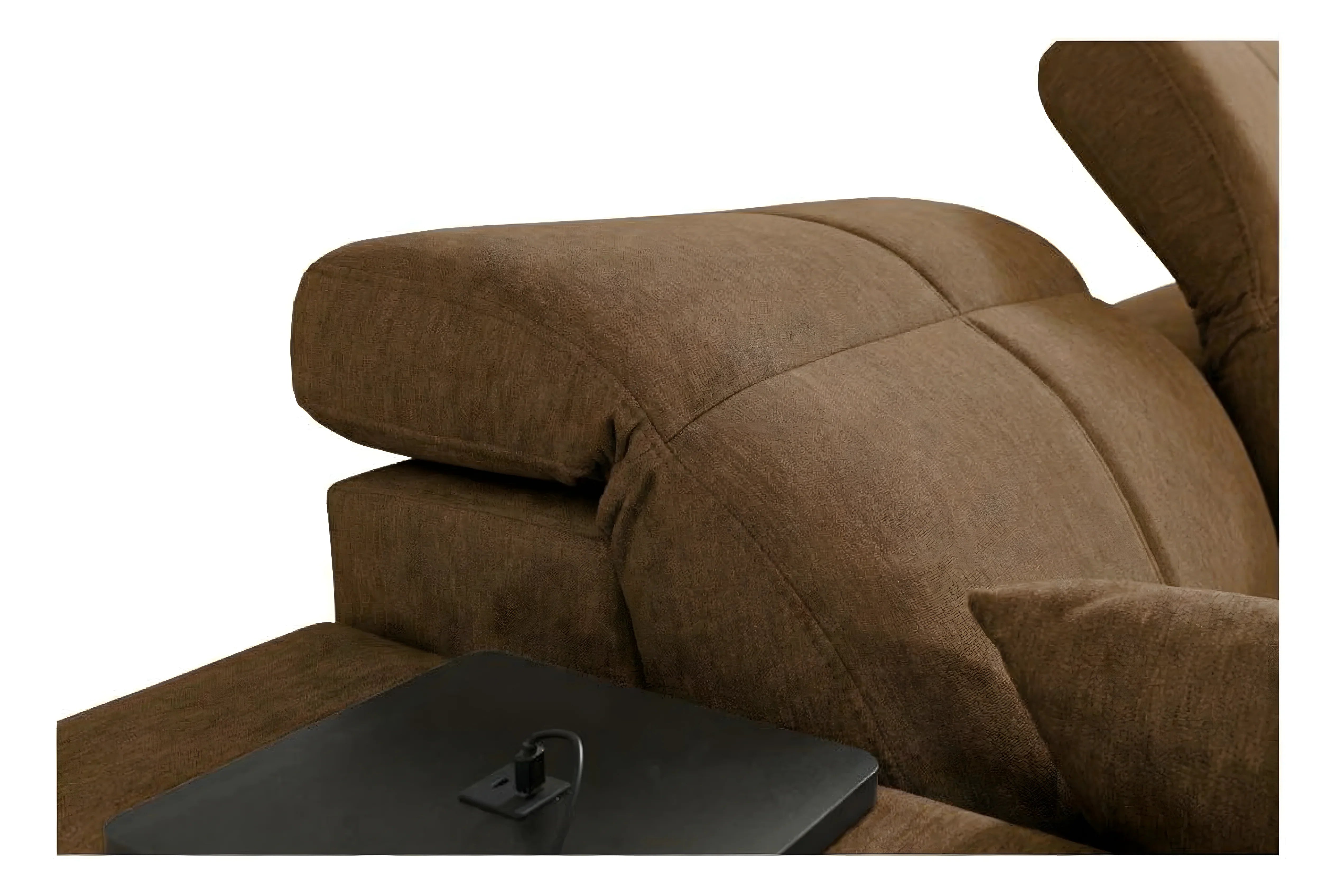 Gros plan sur canapé relaxation marron en cuir. Assise confortable, dossier et accoudoirs rembourrés, détail de couture.