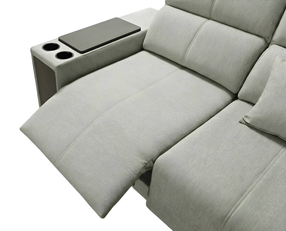 Canapé relax gris clair en tissu avec deux porte-gobelets noirs intégrés, idéal salon moderne