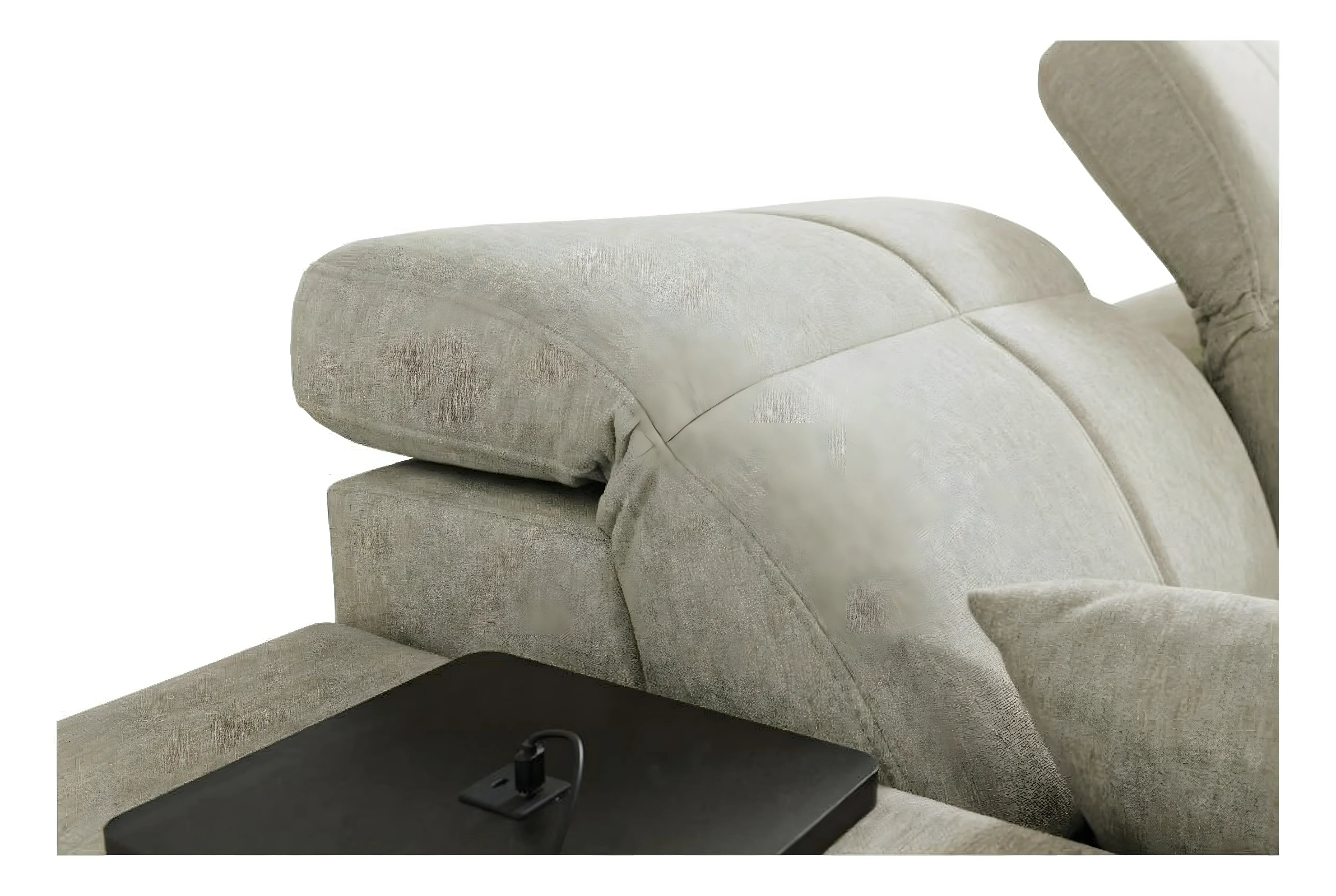 Gros plan d'un canapé releveur gris clair en tissu avec accoudoir et table basse noire, pour le salon