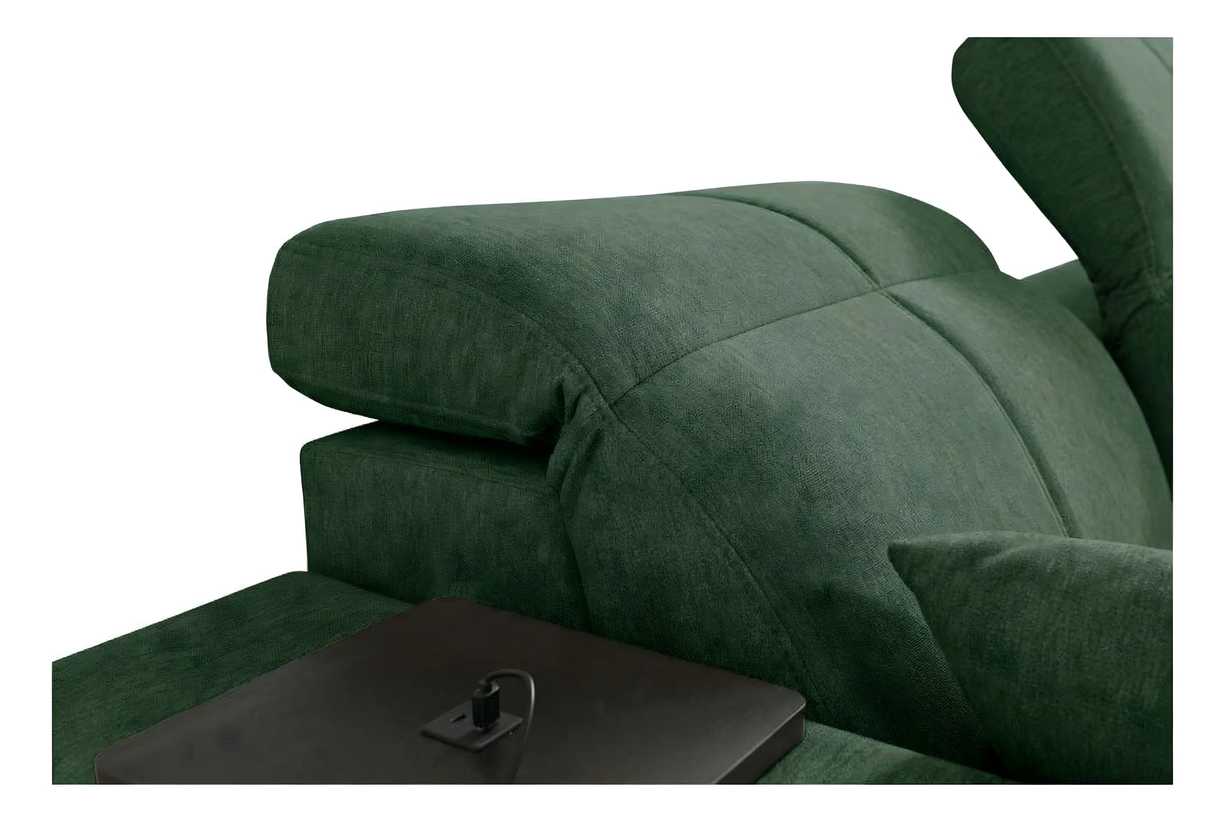 Gros plan d'un canapé vert en tissu avec une table intégrée noire, design moderne et confortable pour le salon