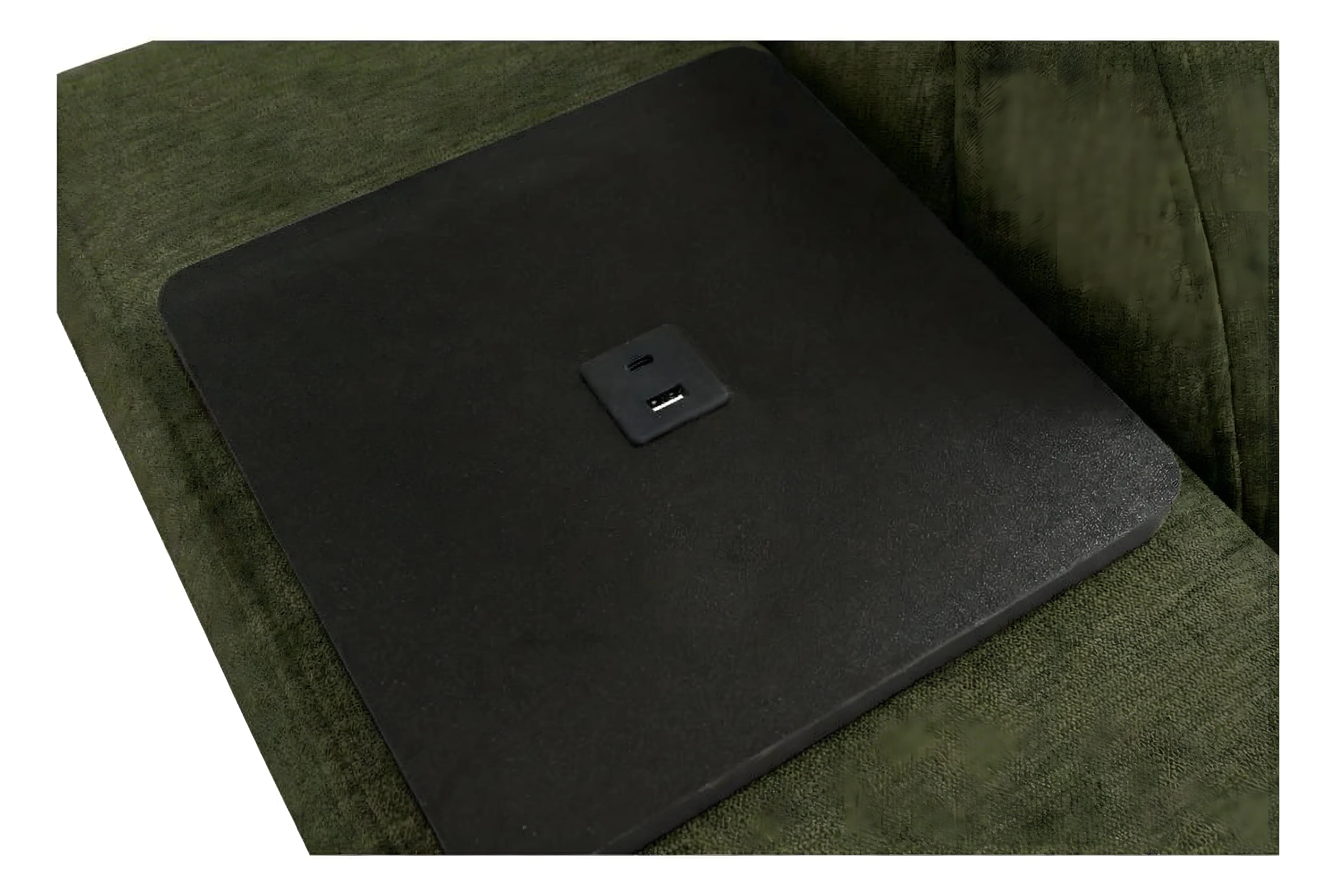 Tablette latérale noire en plastique, rectangulaire, avec ports USB, posée sur un fauteuil en tissu vert foncé