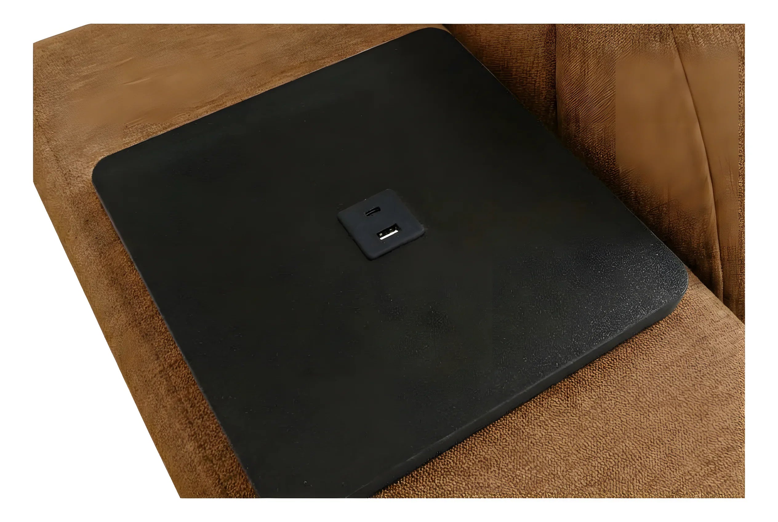 Tablette de canapé noire en bois avec prises USB, posée sur un coussin en tissu marron pour un usage pratique